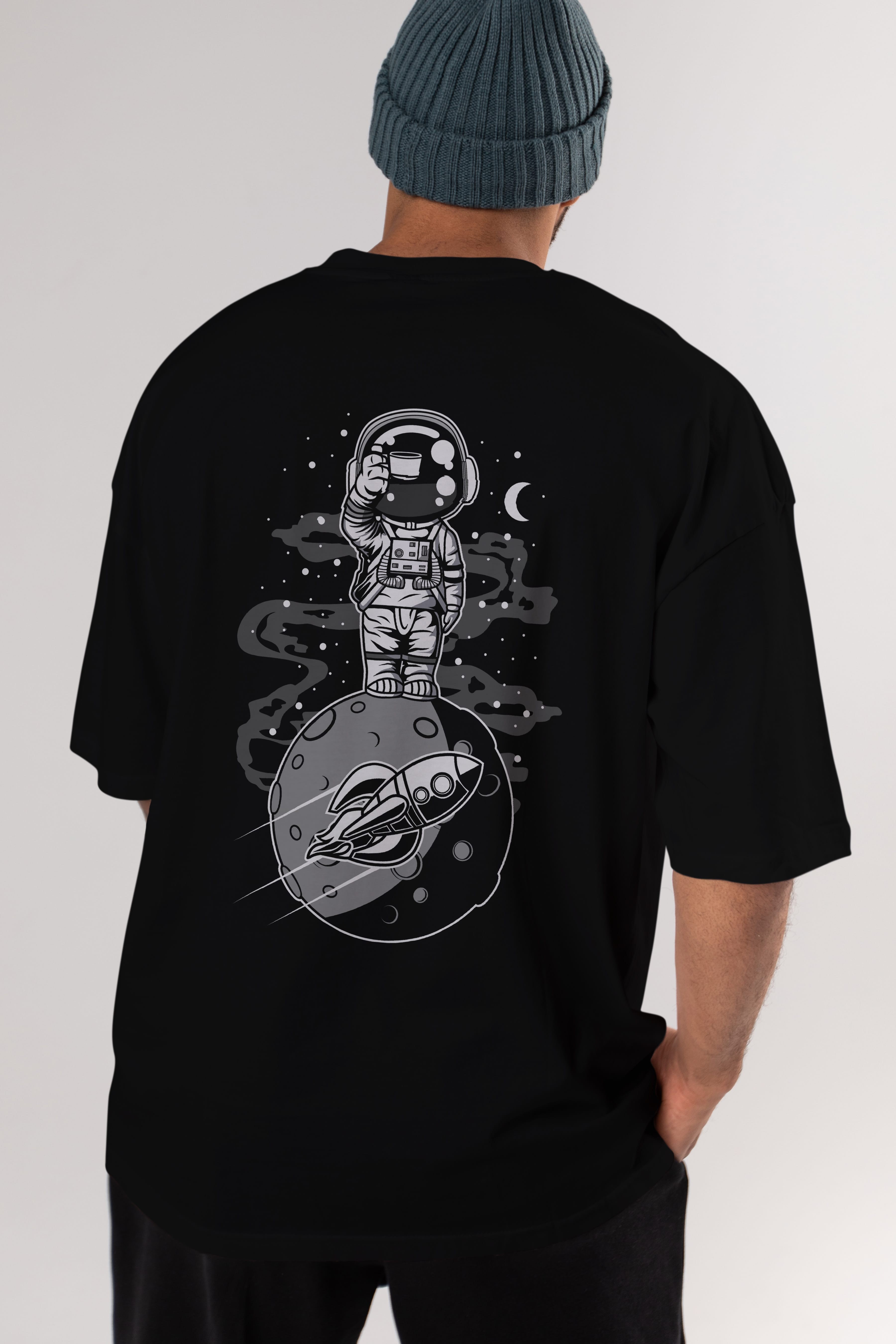 Astronaut Standing On The Moon Arka Baskılı Oversize t-shirt Erkek Kadın Unisex