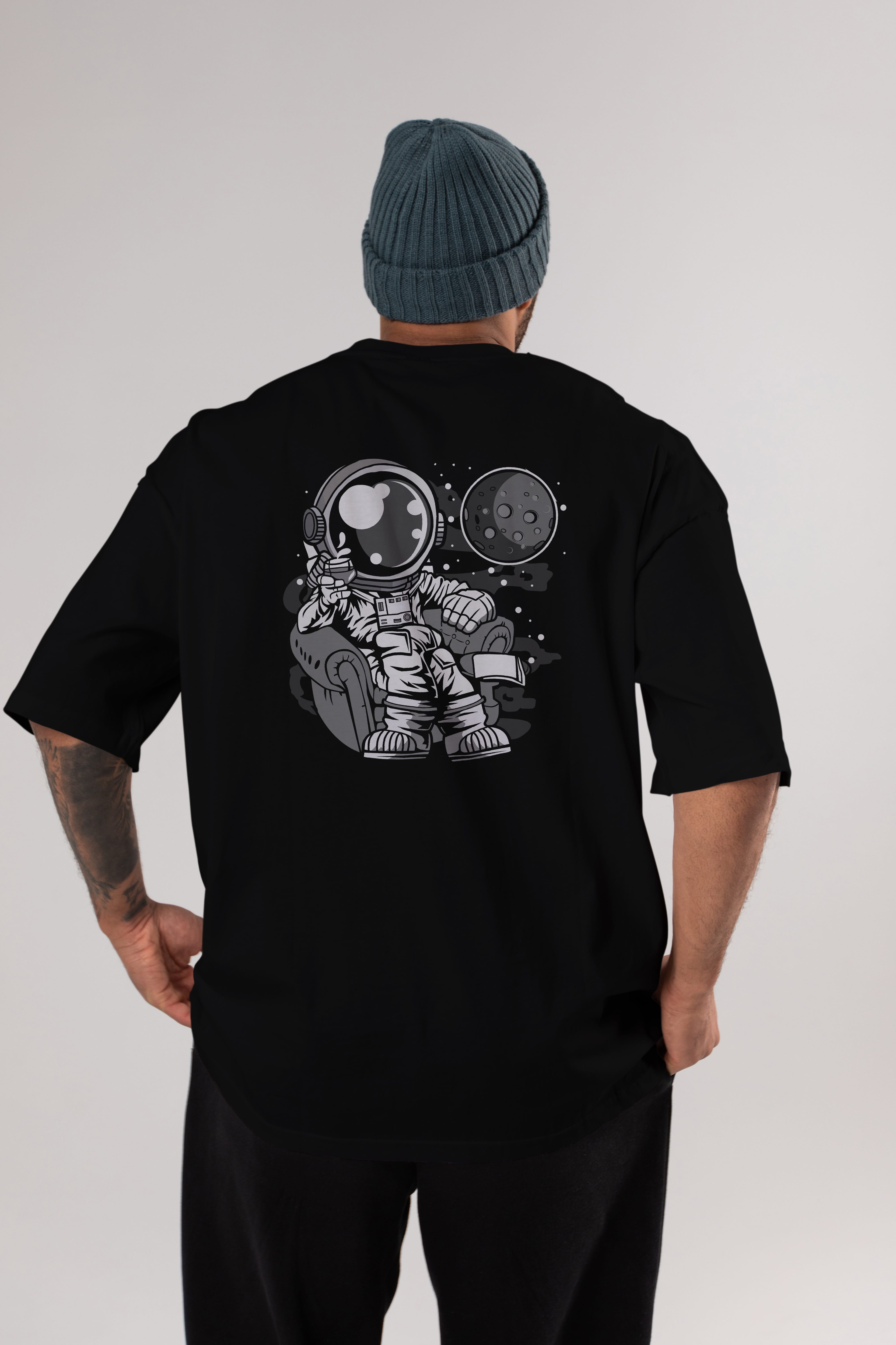 Astronaut Drinking And Relax Arka Baskılı Oversize t-shirt Erkek Kadın Unisex