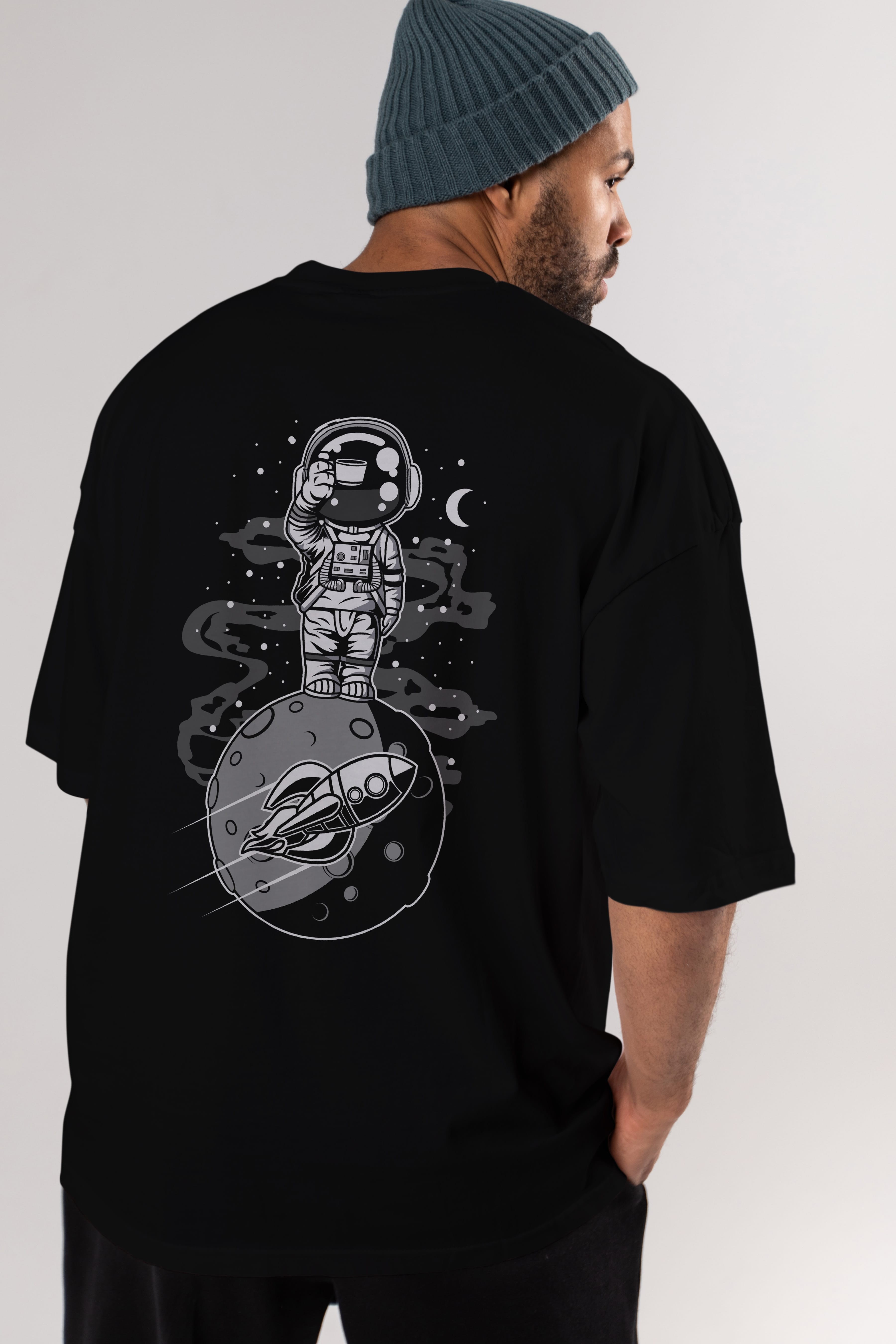 Astronaut Standing On The Moon Arka Baskılı Oversize t-shirt Erkek Kadın Unisex