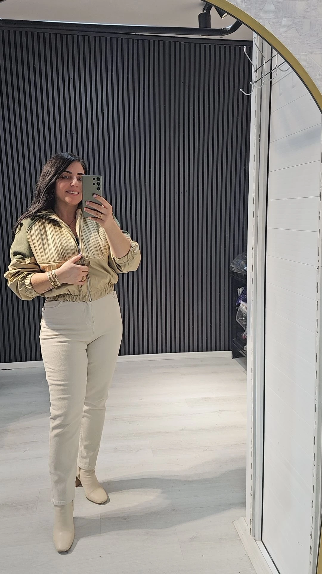 kolları haki yeşil yeşil detaylı koyu krem rengi ceket