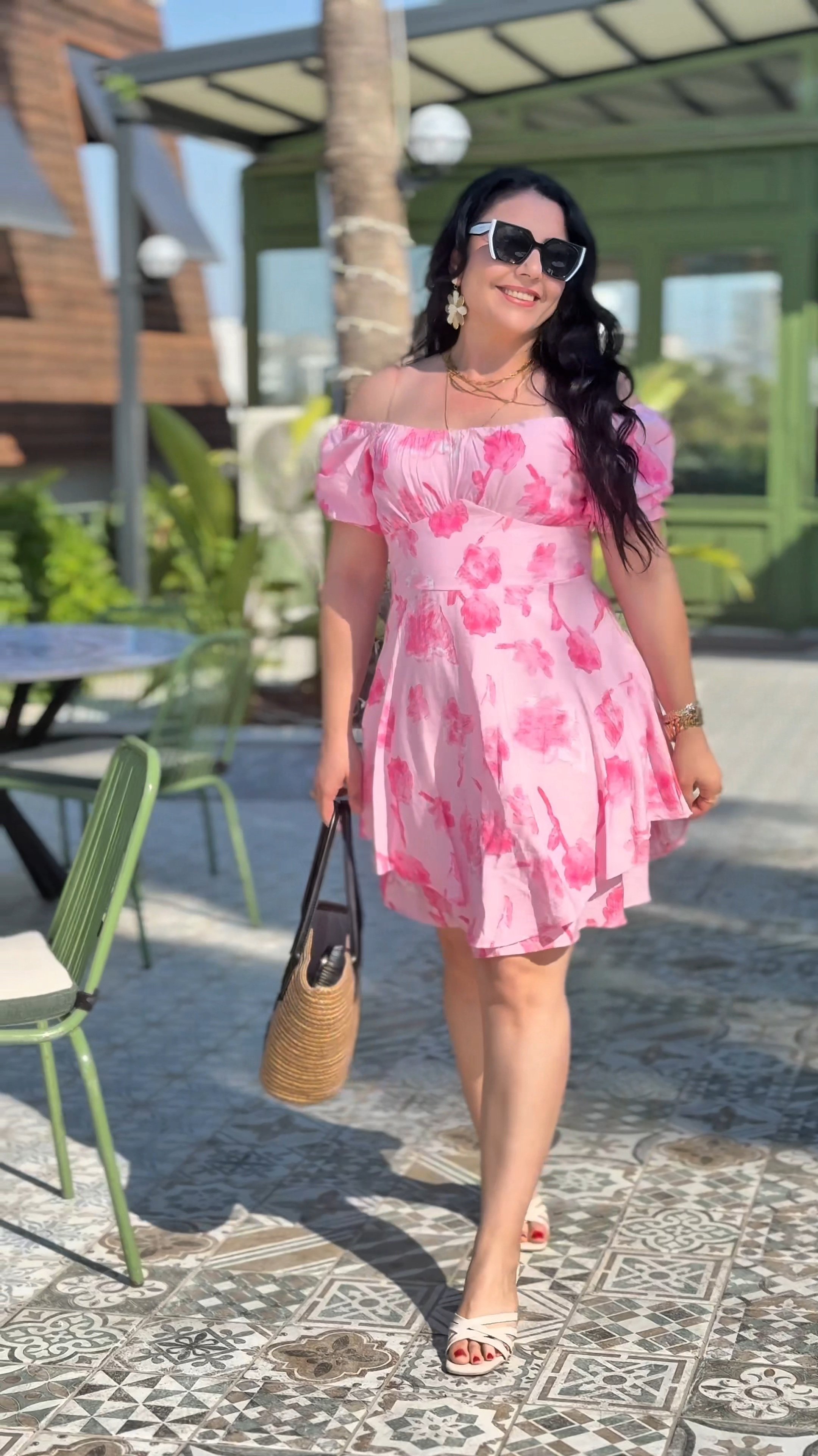 Pembe çiçekli elbise