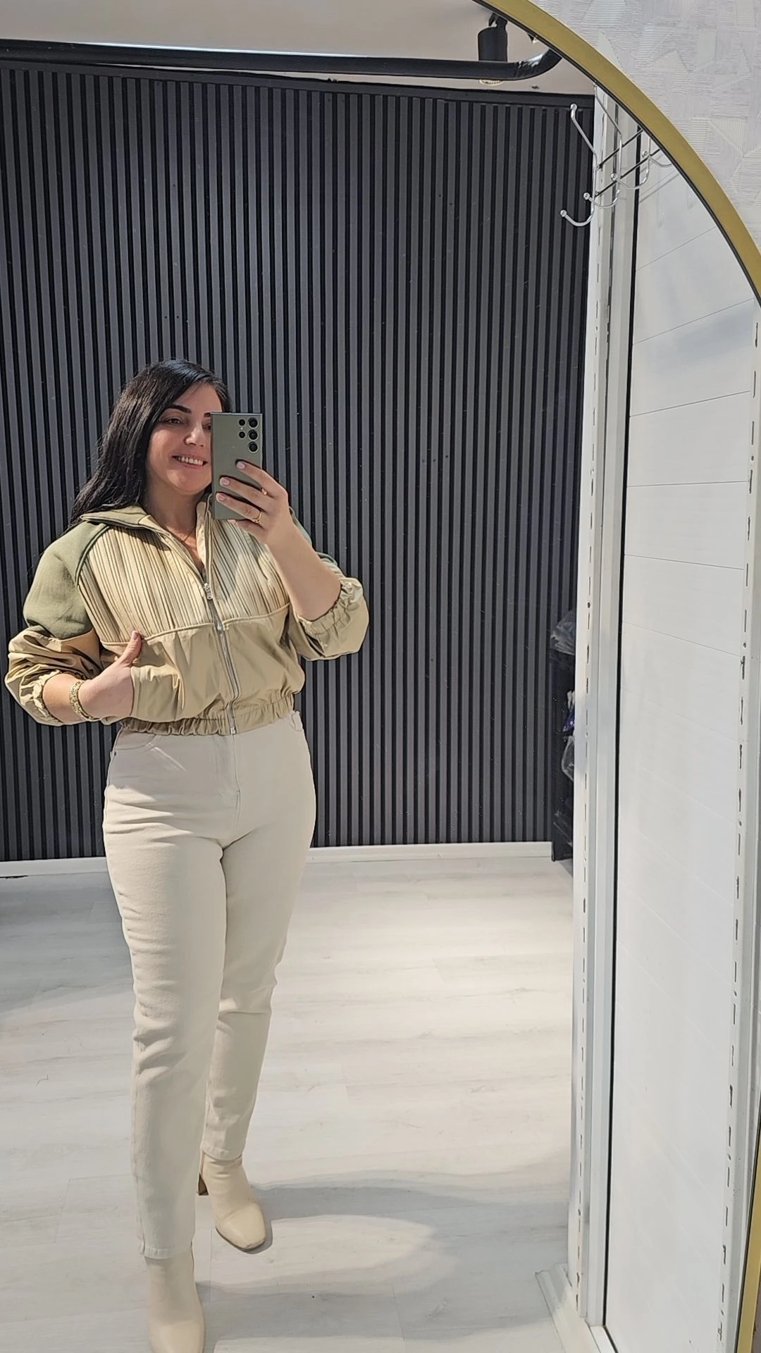 kolları haki yeşil yeşil detaylı koyu krem rengi ceket