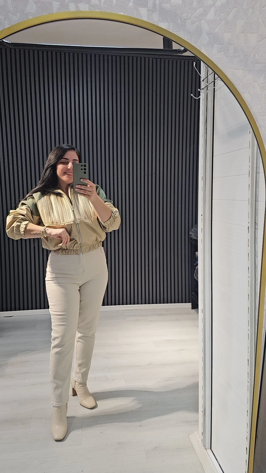 kolları haki yeşil yeşil detaylı koyu krem rengi ceket