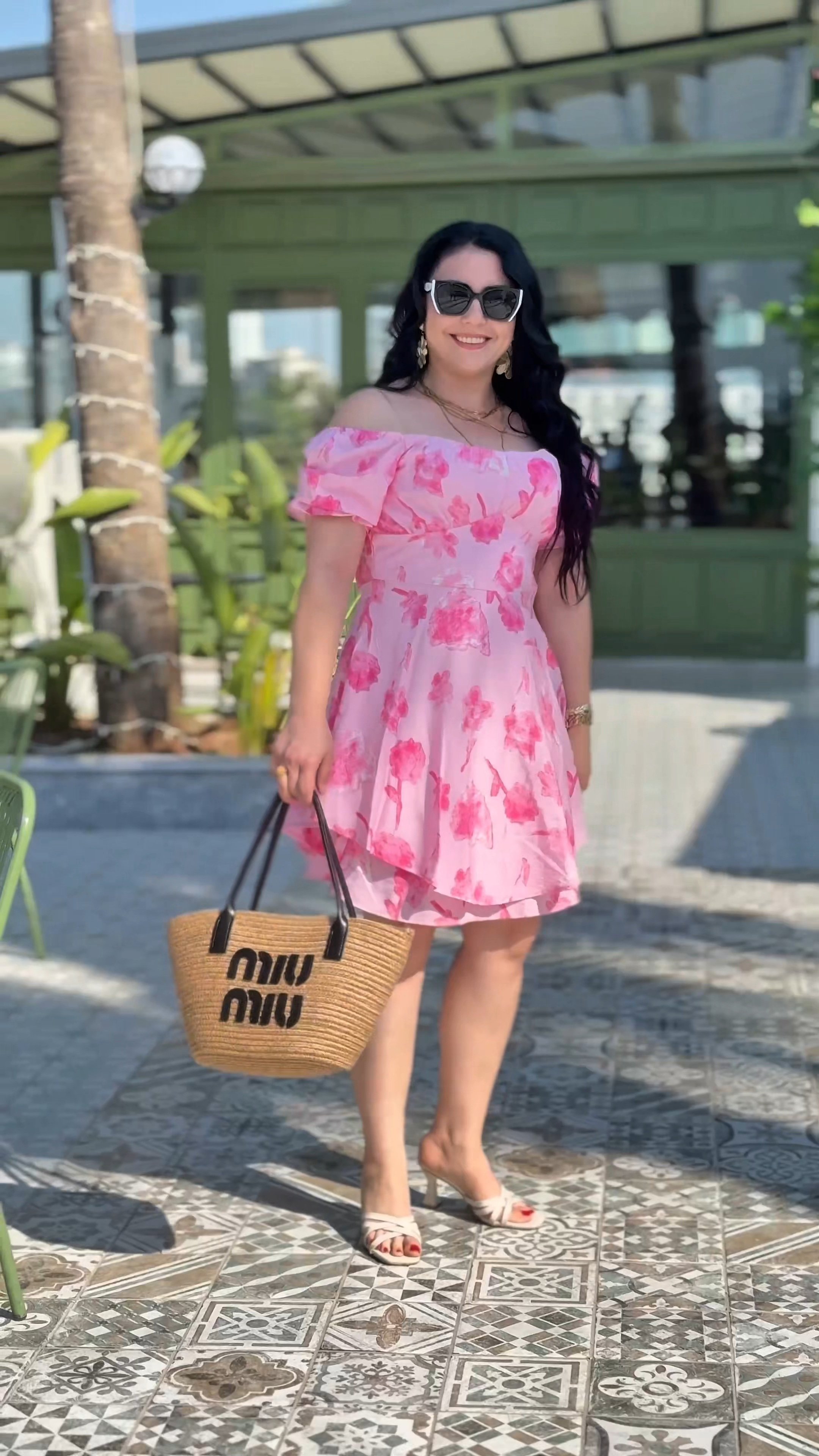 Pembe çiçekli elbise
