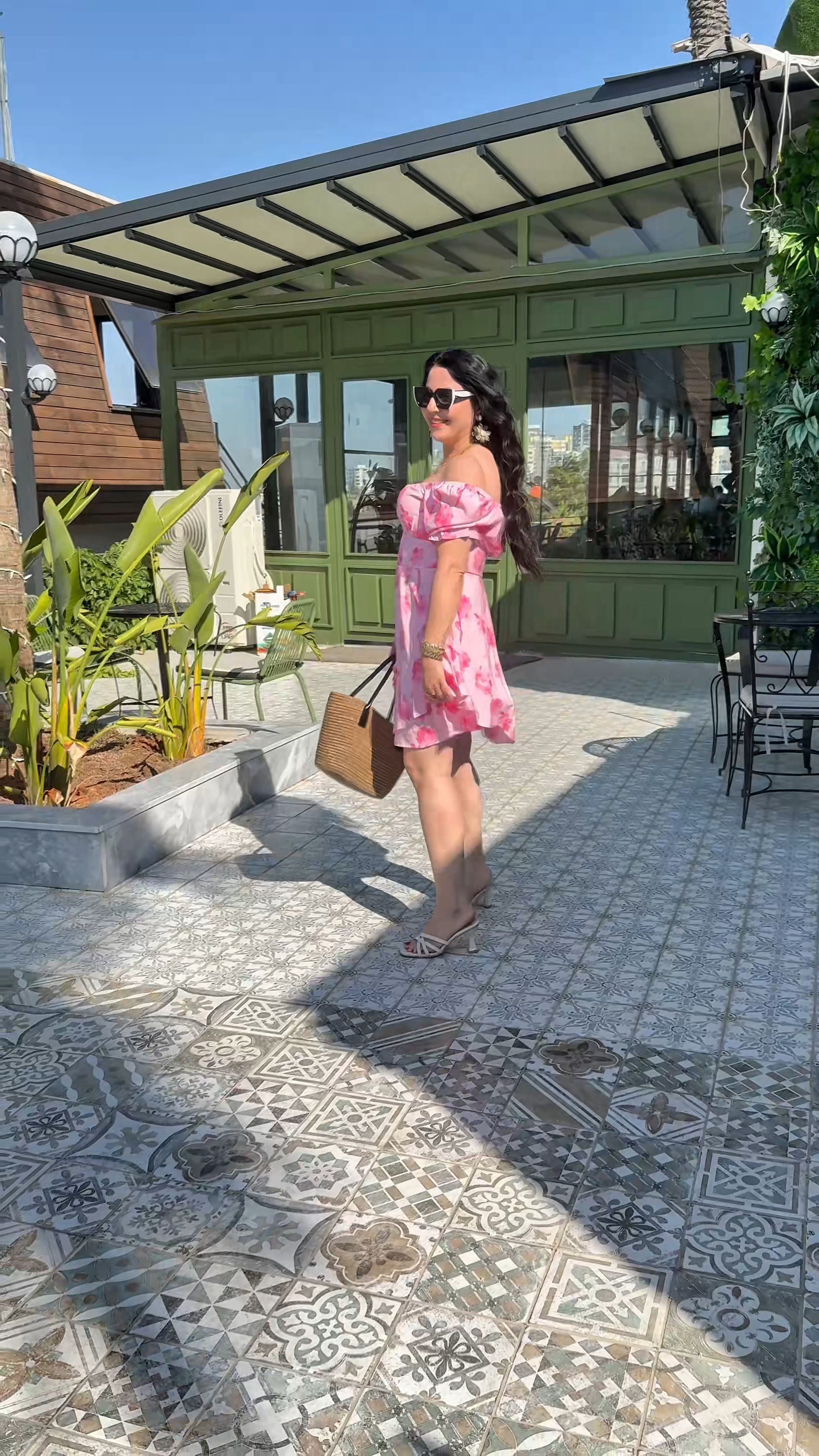 Pembe çiçekli elbise