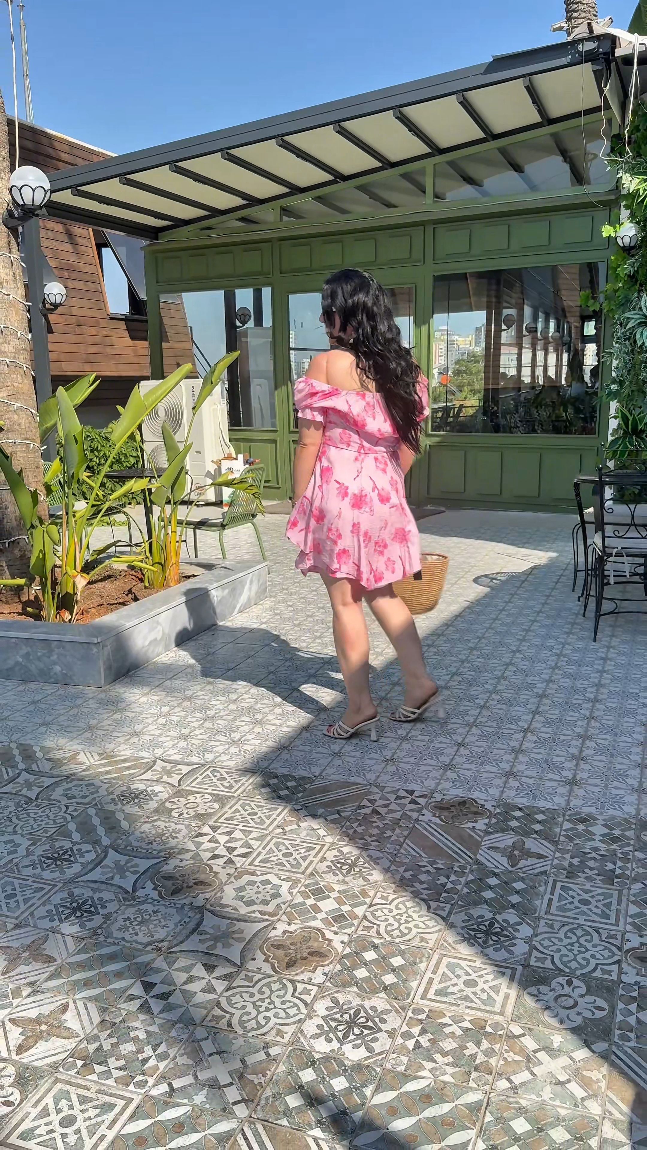 Pembe çiçekli elbise