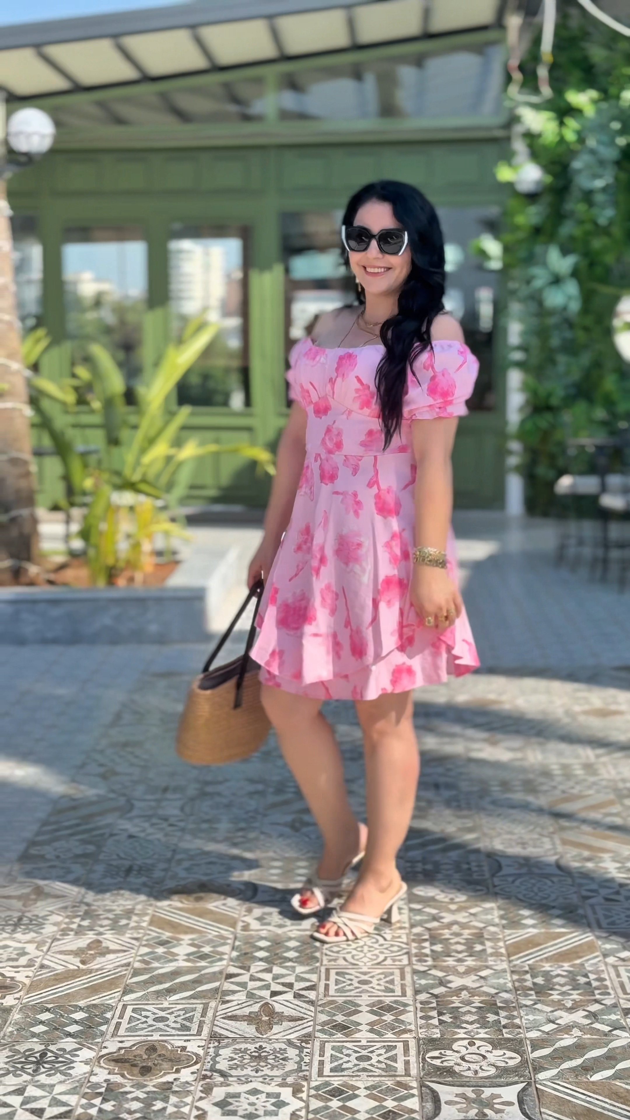 Pembe çiçekli elbise