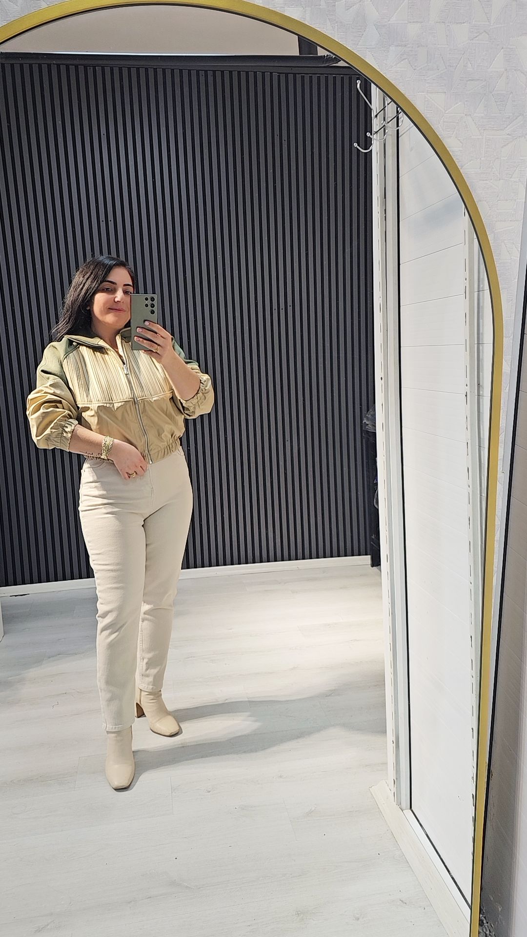 kolları haki yeşil yeşil detaylı koyu krem rengi ceket