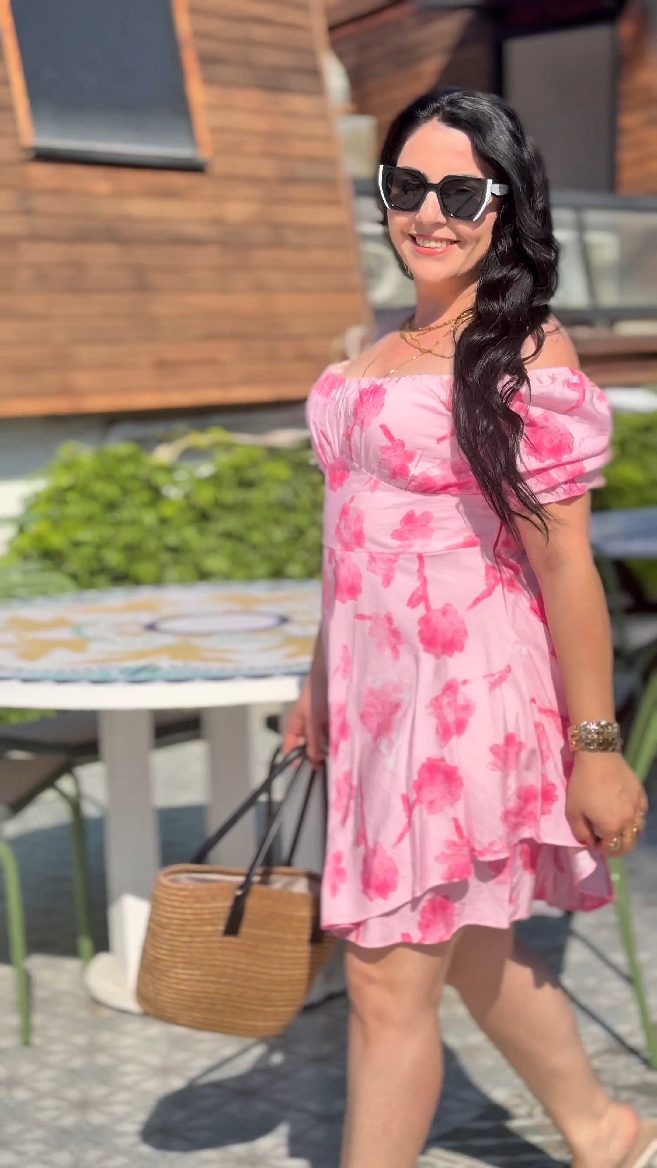 Pembe çiçekli elbise