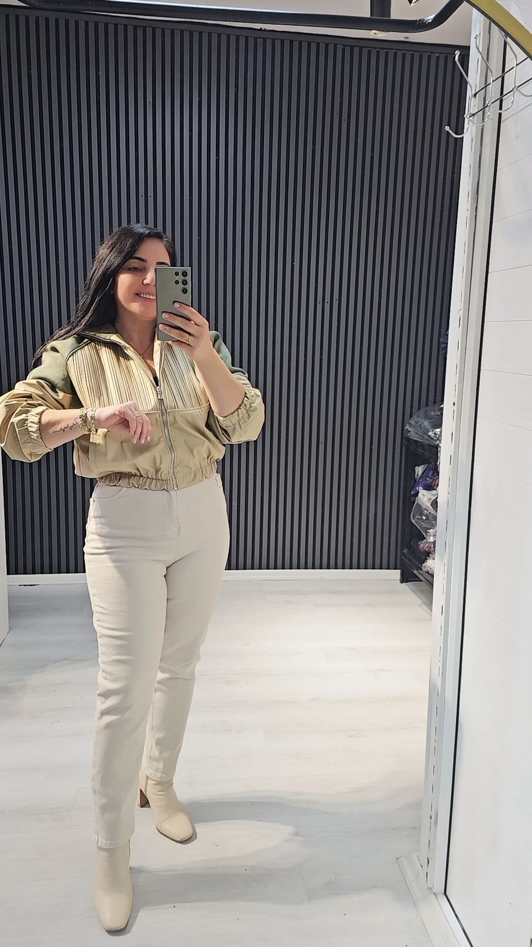 kolları haki yeşil yeşil detaylı koyu krem rengi ceket