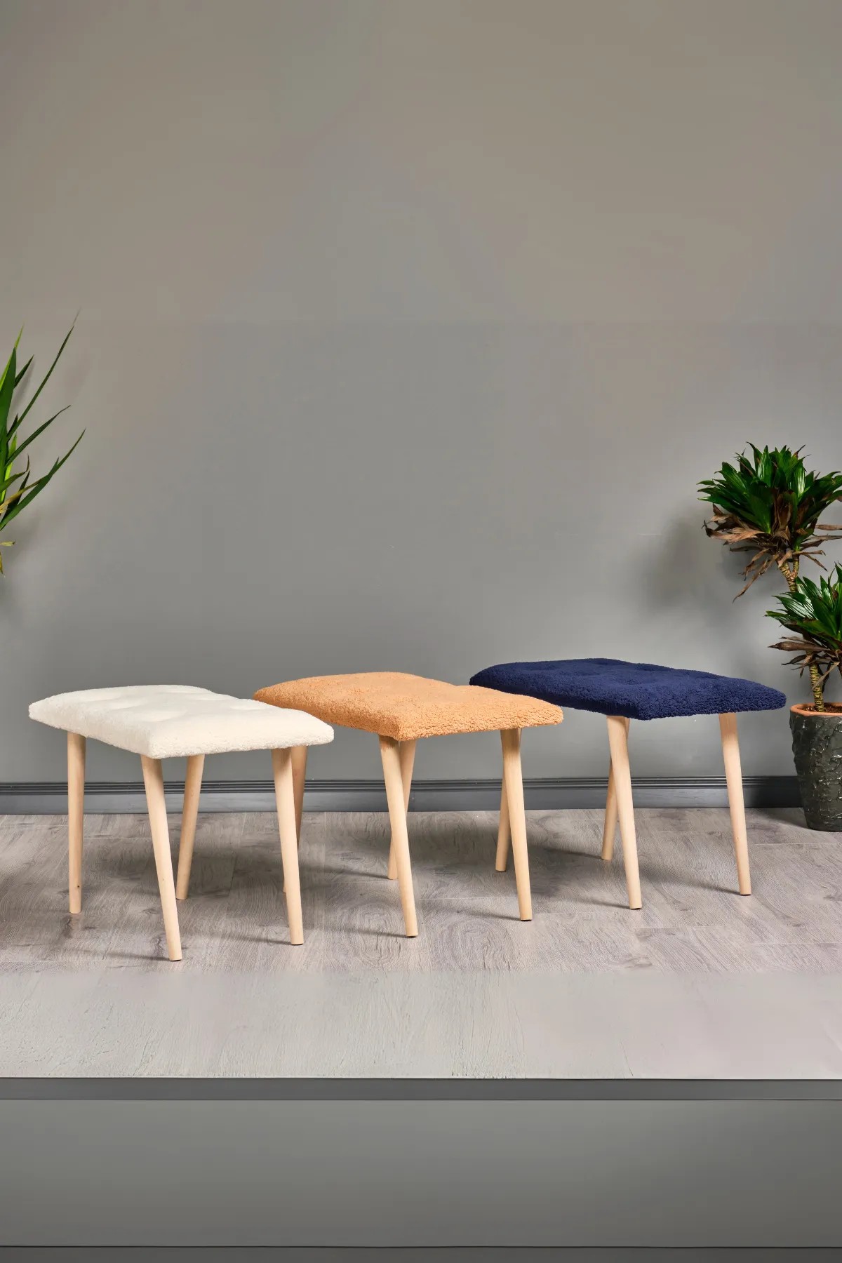 BENK | Retro  Puf | Ahşap Ayaklı | Kuzu Tüyü Bench Koltuk | Makyaj Pufu