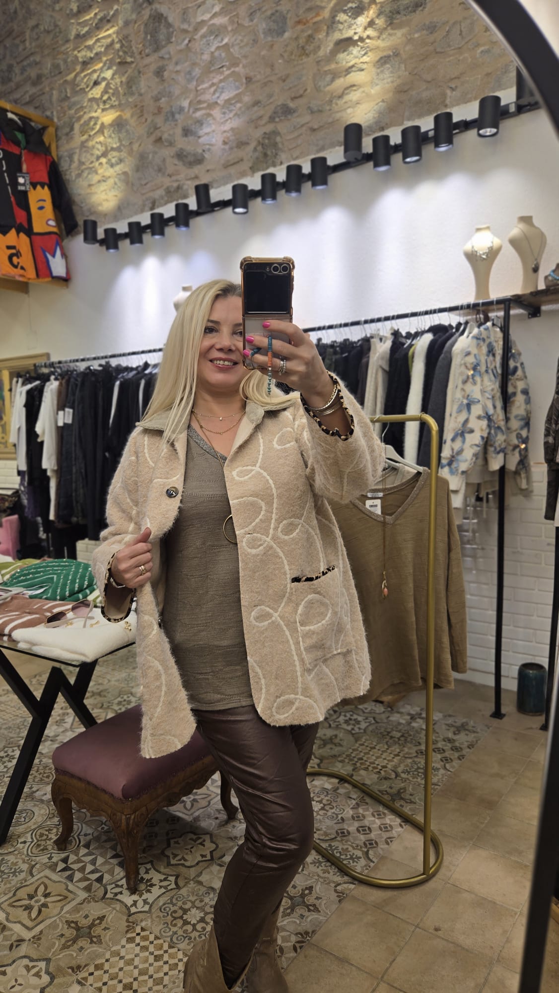 Yakası Kadife Keçe Ceket