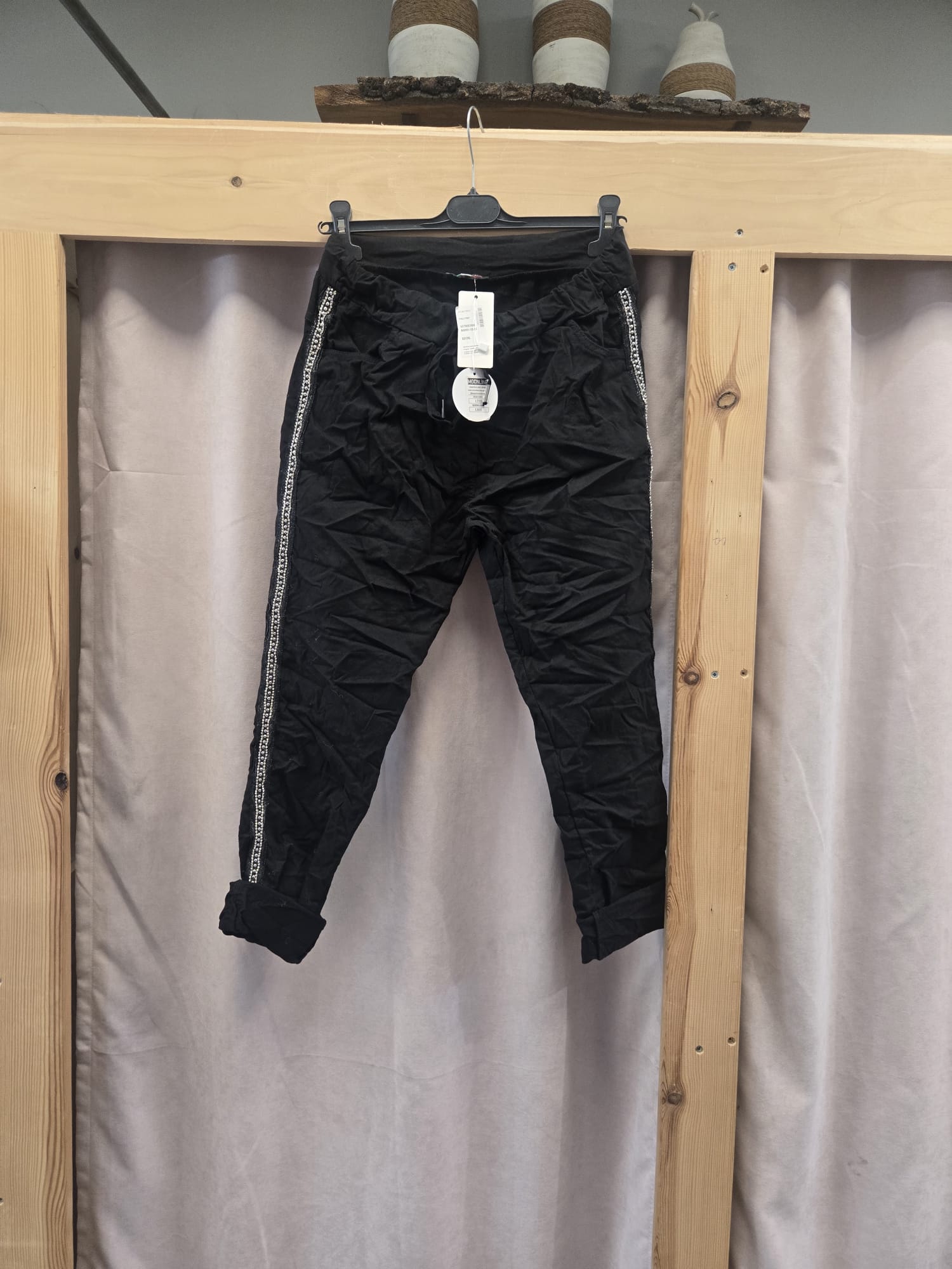 Yanı Taşlı Siyah Pantolon