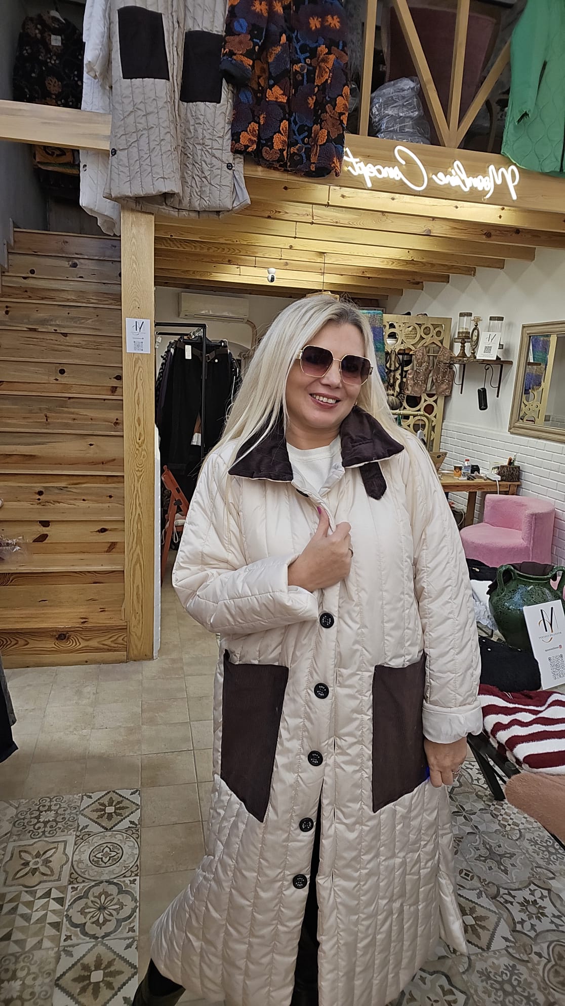 Beyaz Kadife Detay Uzun Şişme Mont