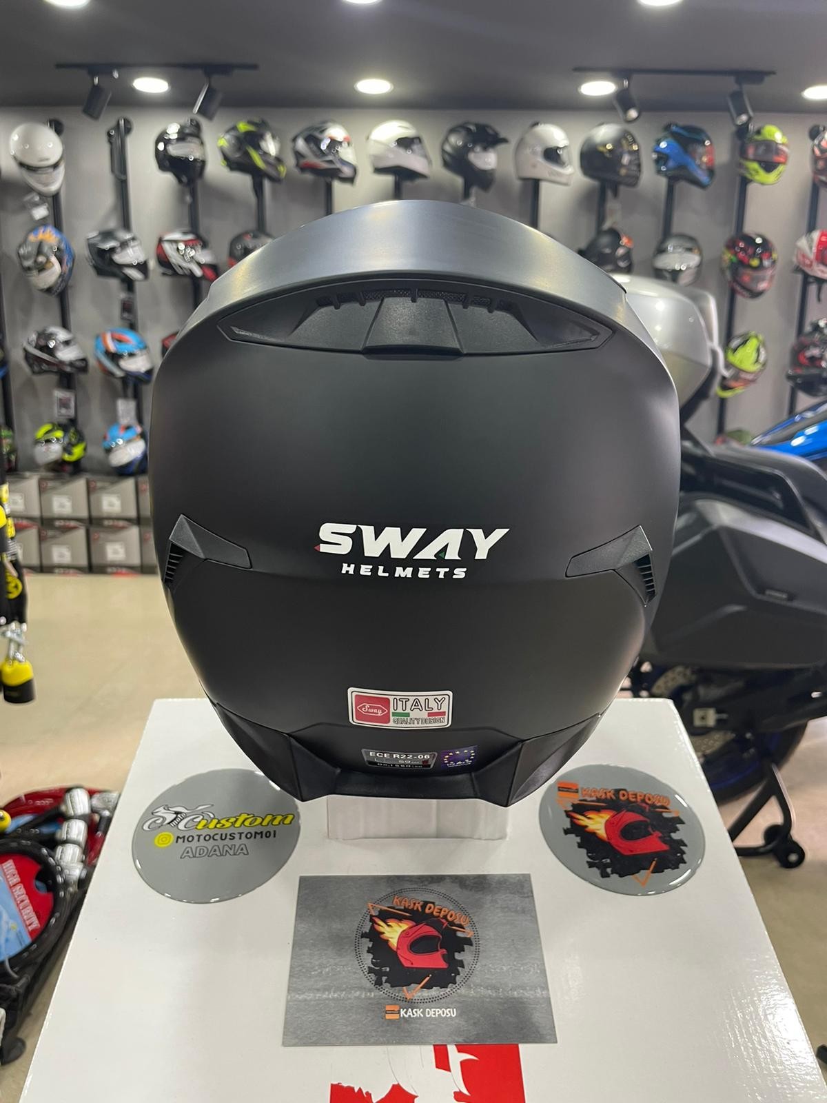 Sway SW820 Mat Siyah Kapalı Full Face Kask
