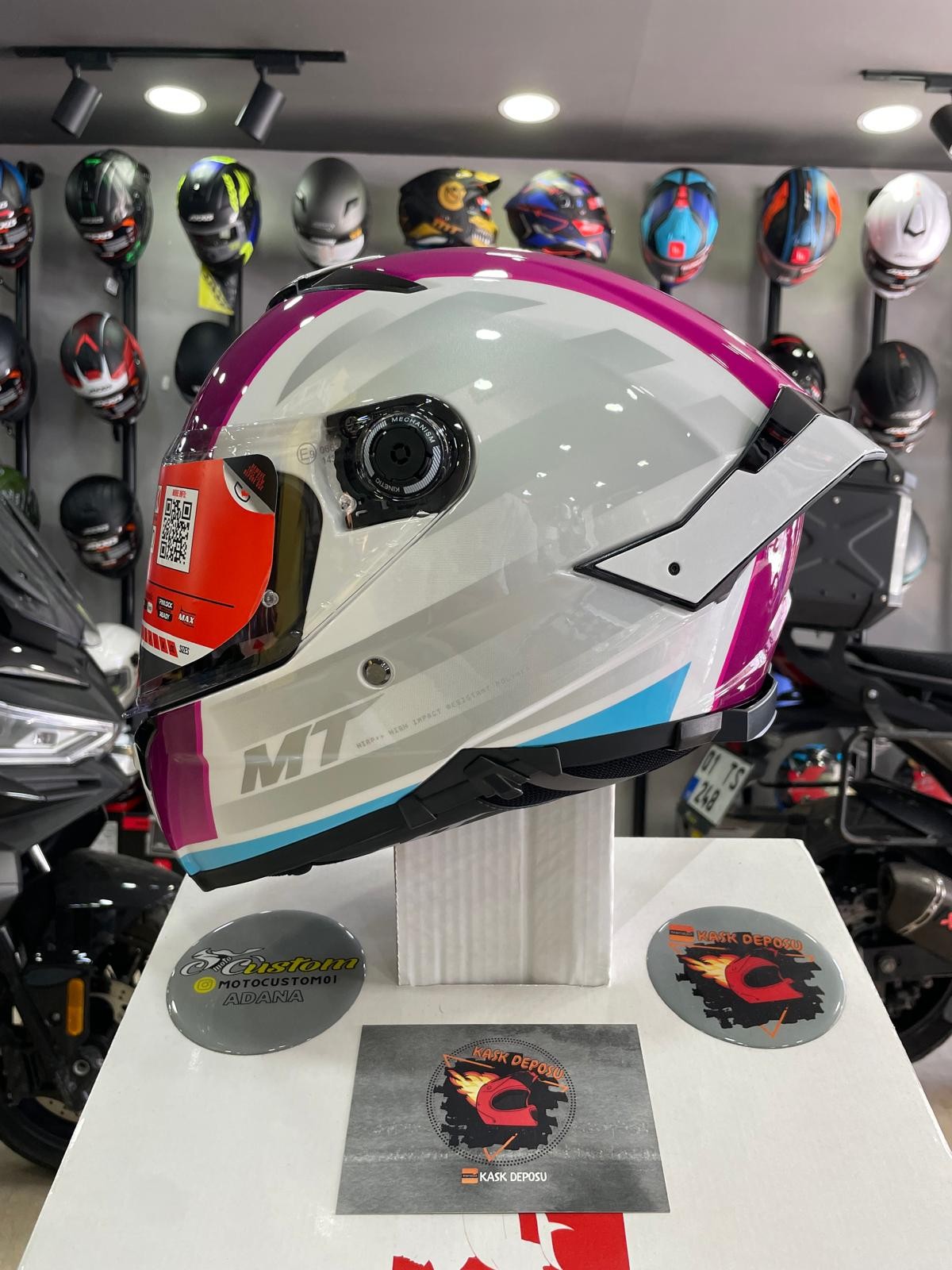MT Helmets Thunder 4 SV Treads C8 Gloss Pink