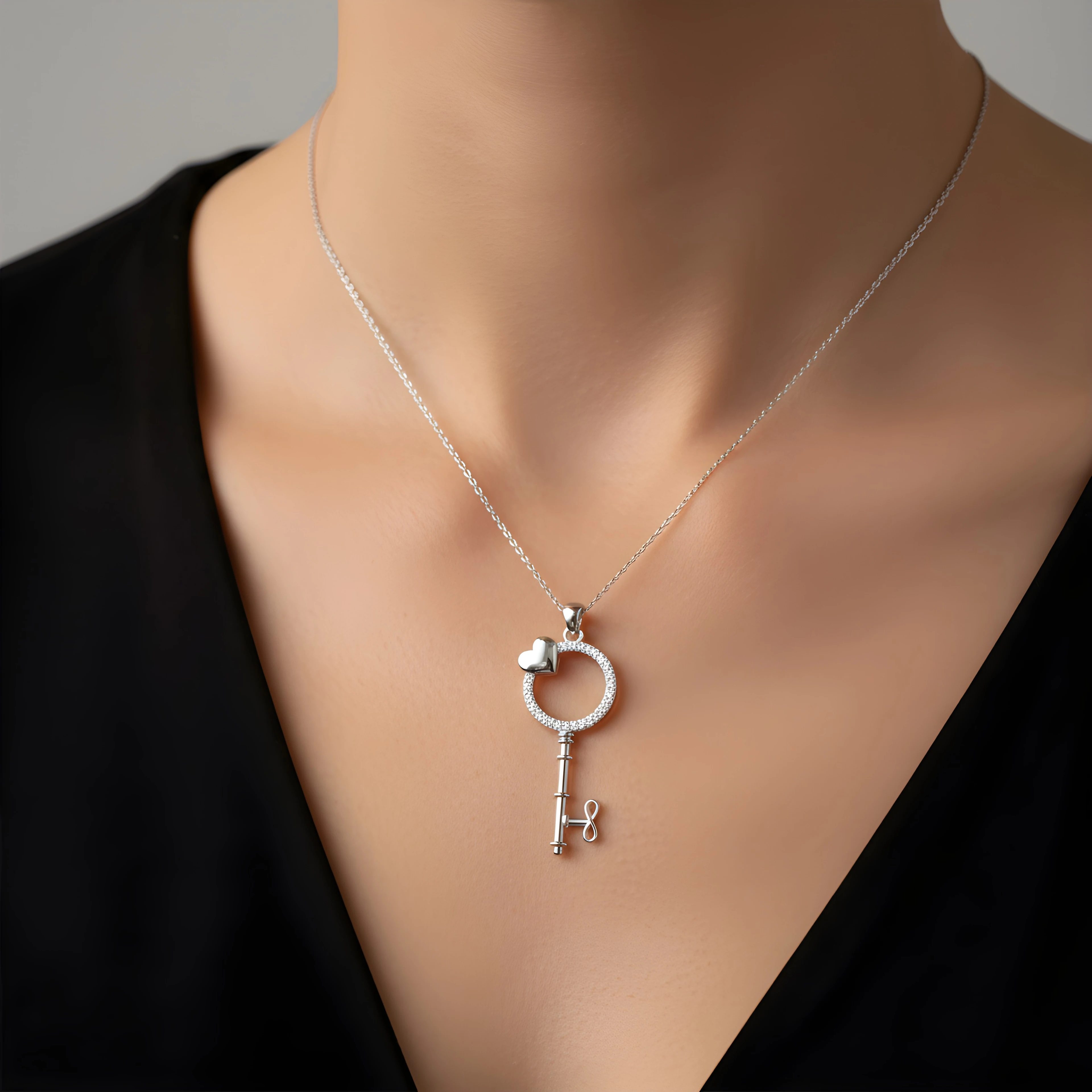 Zarif Kalp Detaylı Anahtar Tasarım 925 Ayar Gümüş Kolye