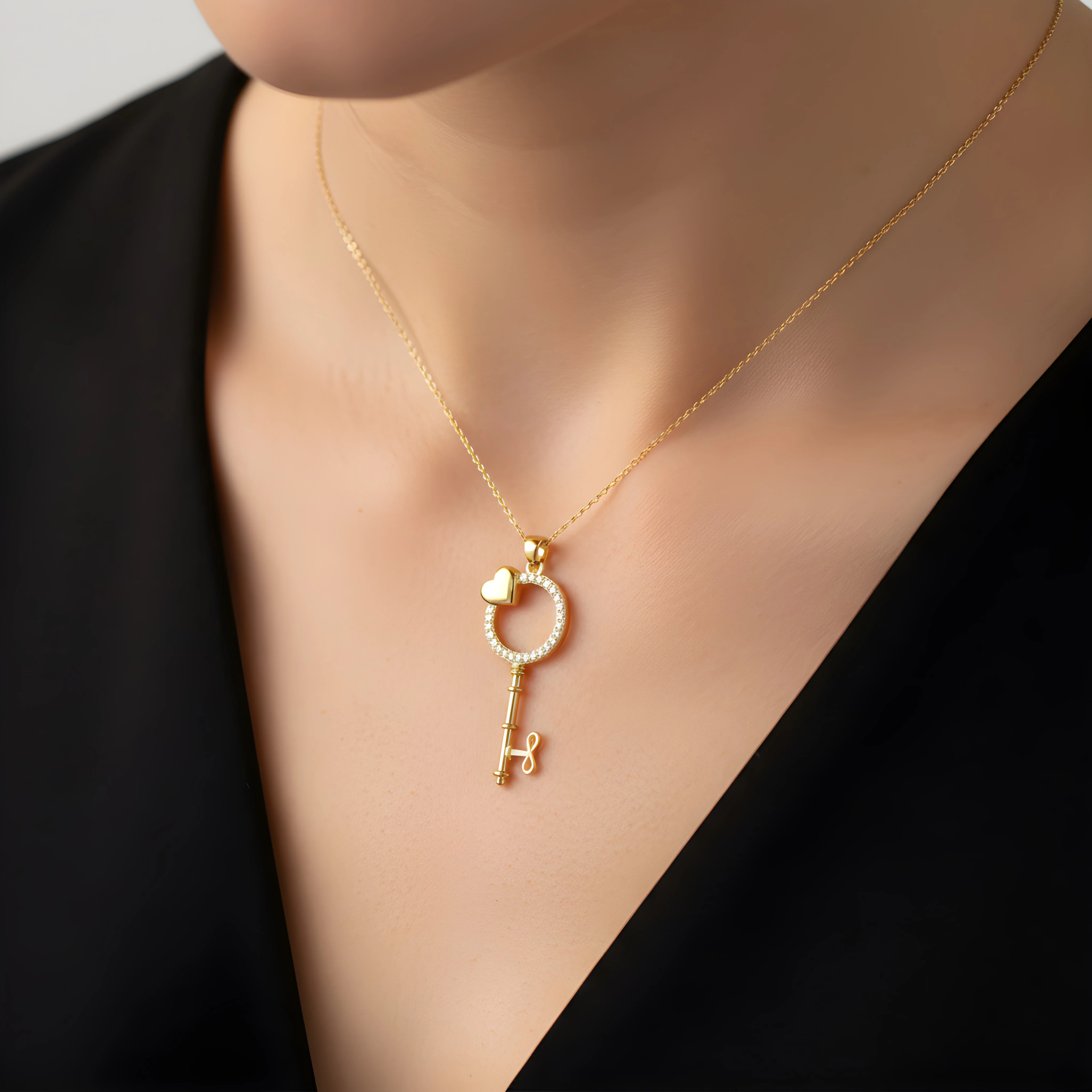 Zarif Kalp Detaylı Anahtar Tasarım 14 Ayar Altın Kolye