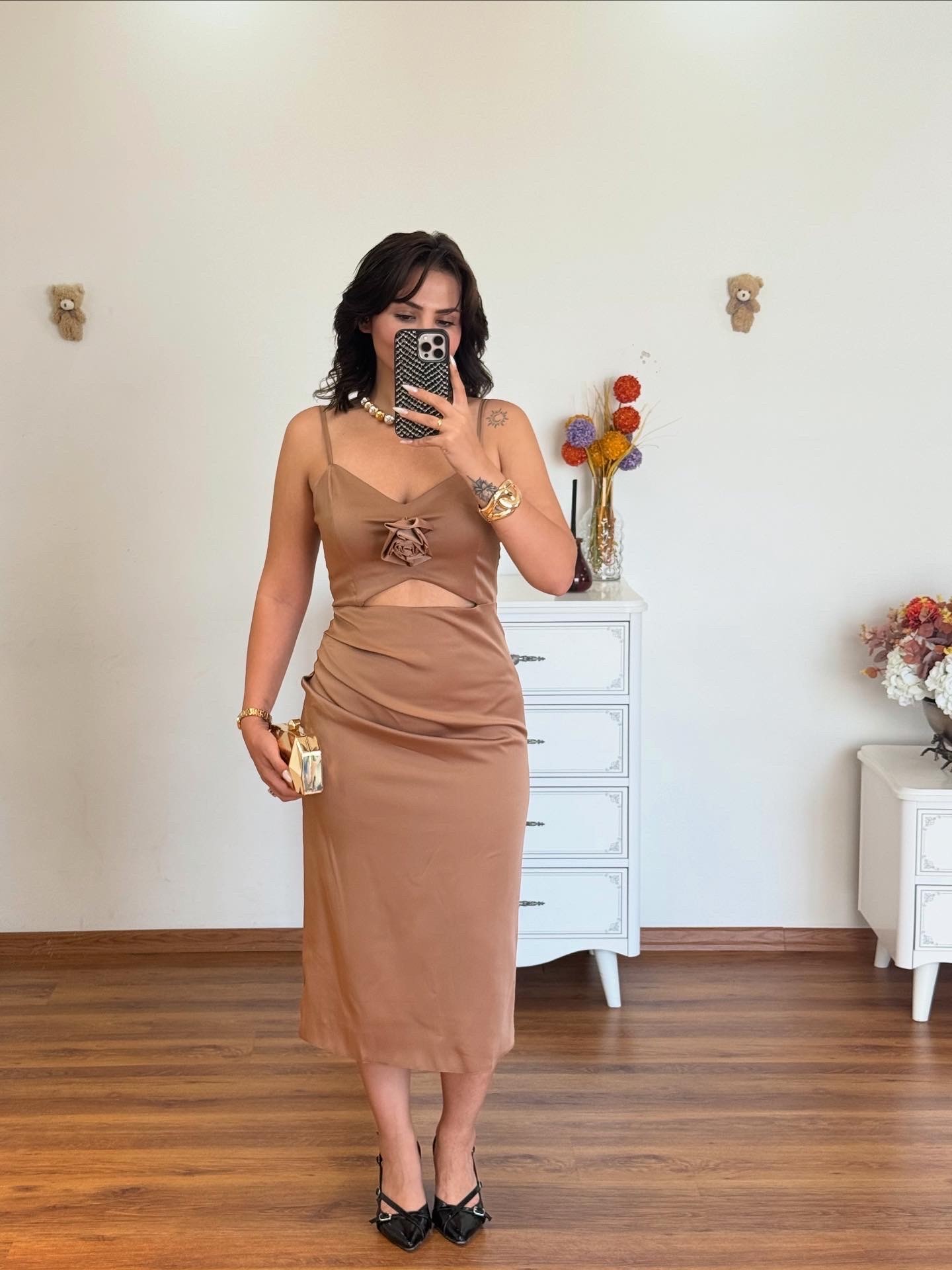 Gül detaylı saten elbise ( gülü dilediğiniz zaman çıkartabilirsiniz )
