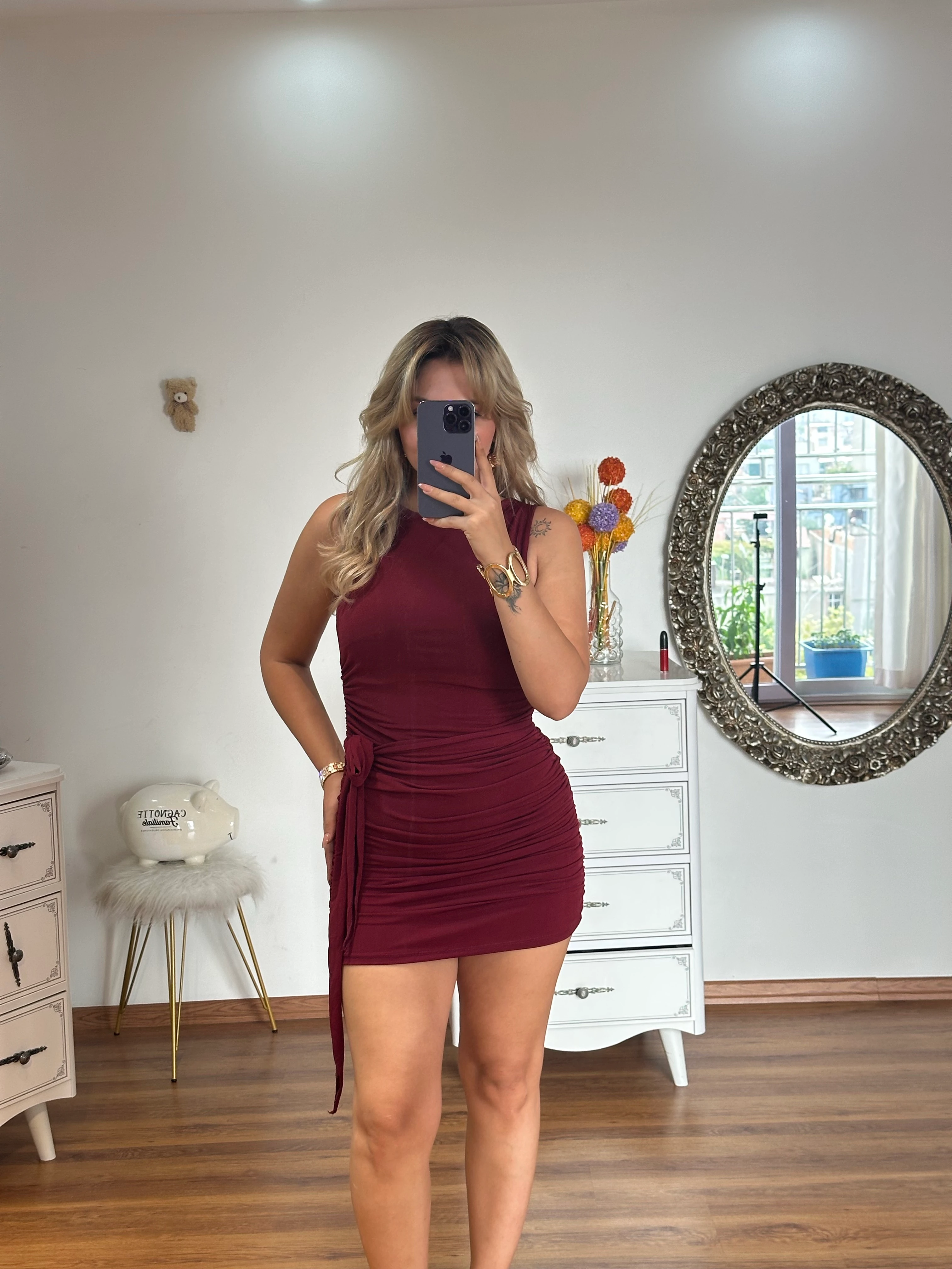 KEMER DAHİL YANLARI BÜZGÜLÜ ELBİSE 