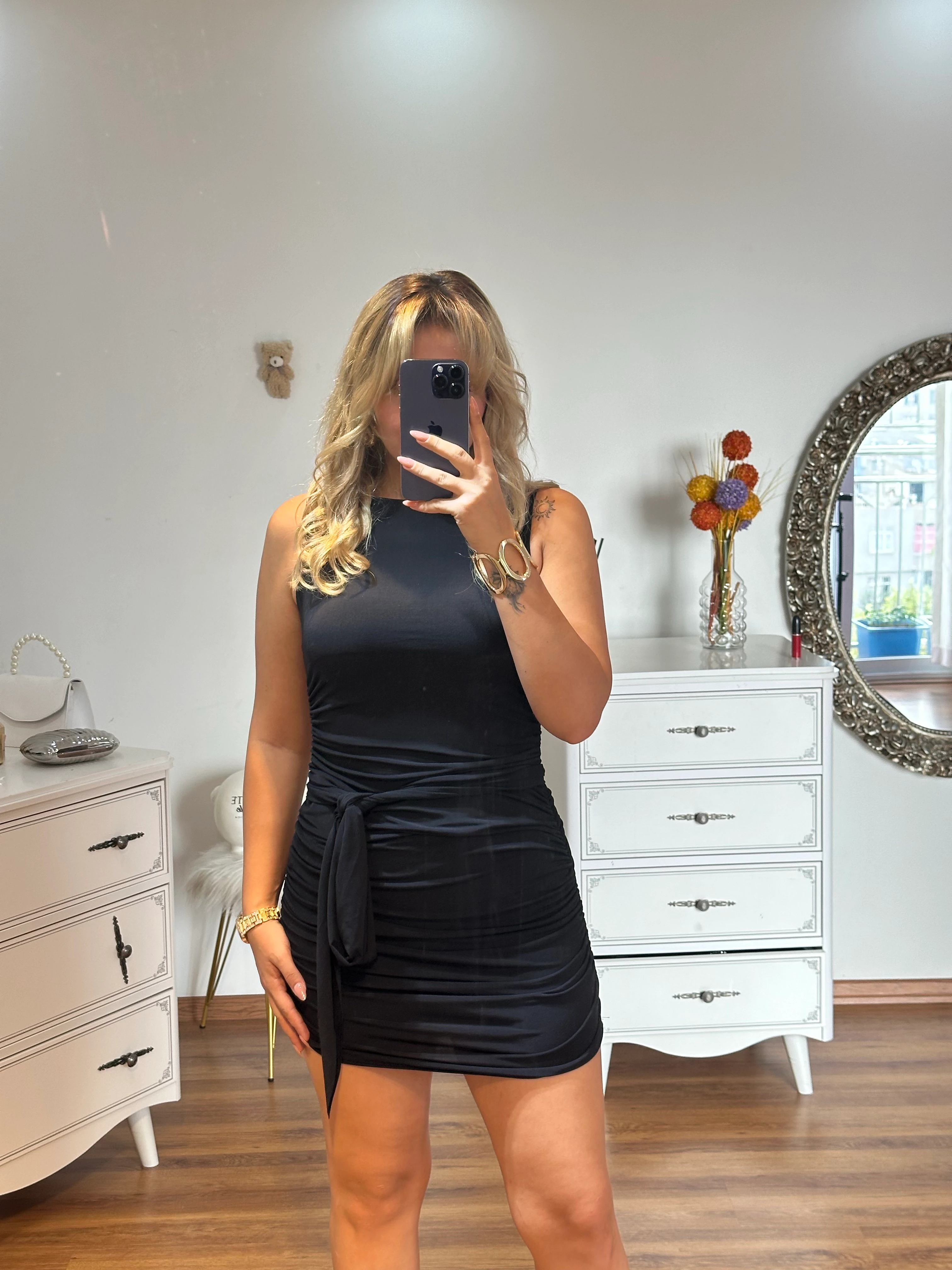 KEMER DAHİL YANLARI BÜZGÜLÜ ELBİSE