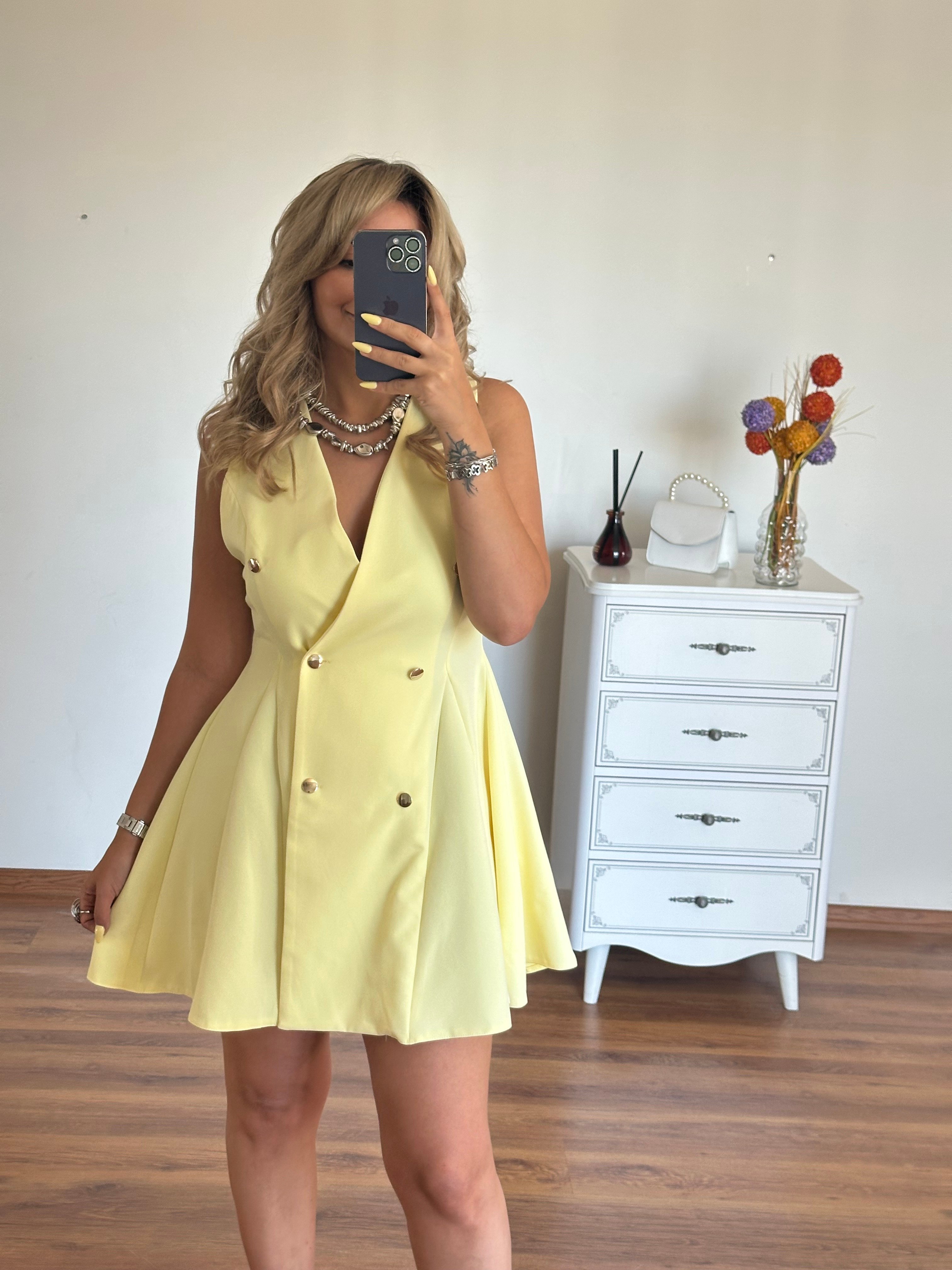 SARI DÜĞME DETAYLI ELBİSE