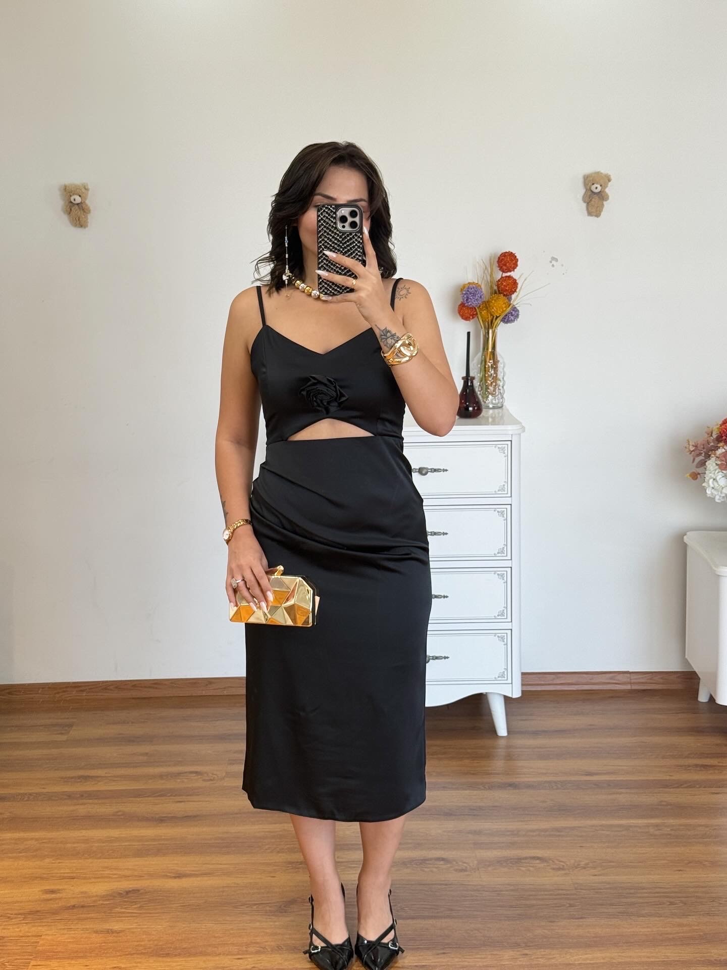 Gül detaylı saten elbise ( gülü dilediğiniz zaman çıkartabilirsiniz )