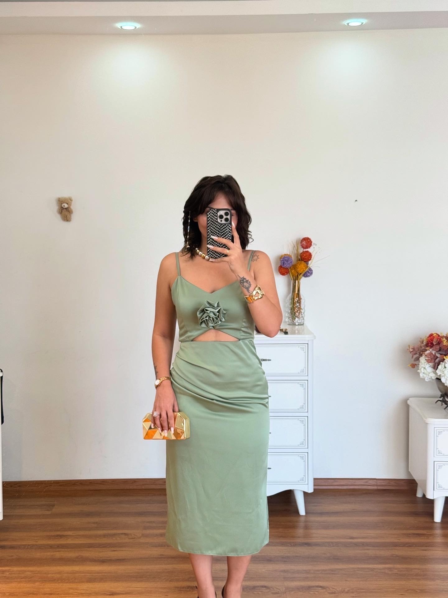 Gül detaylı saten elbise ( gülü dilediğiniz zaman çıkartabilirsiniz )