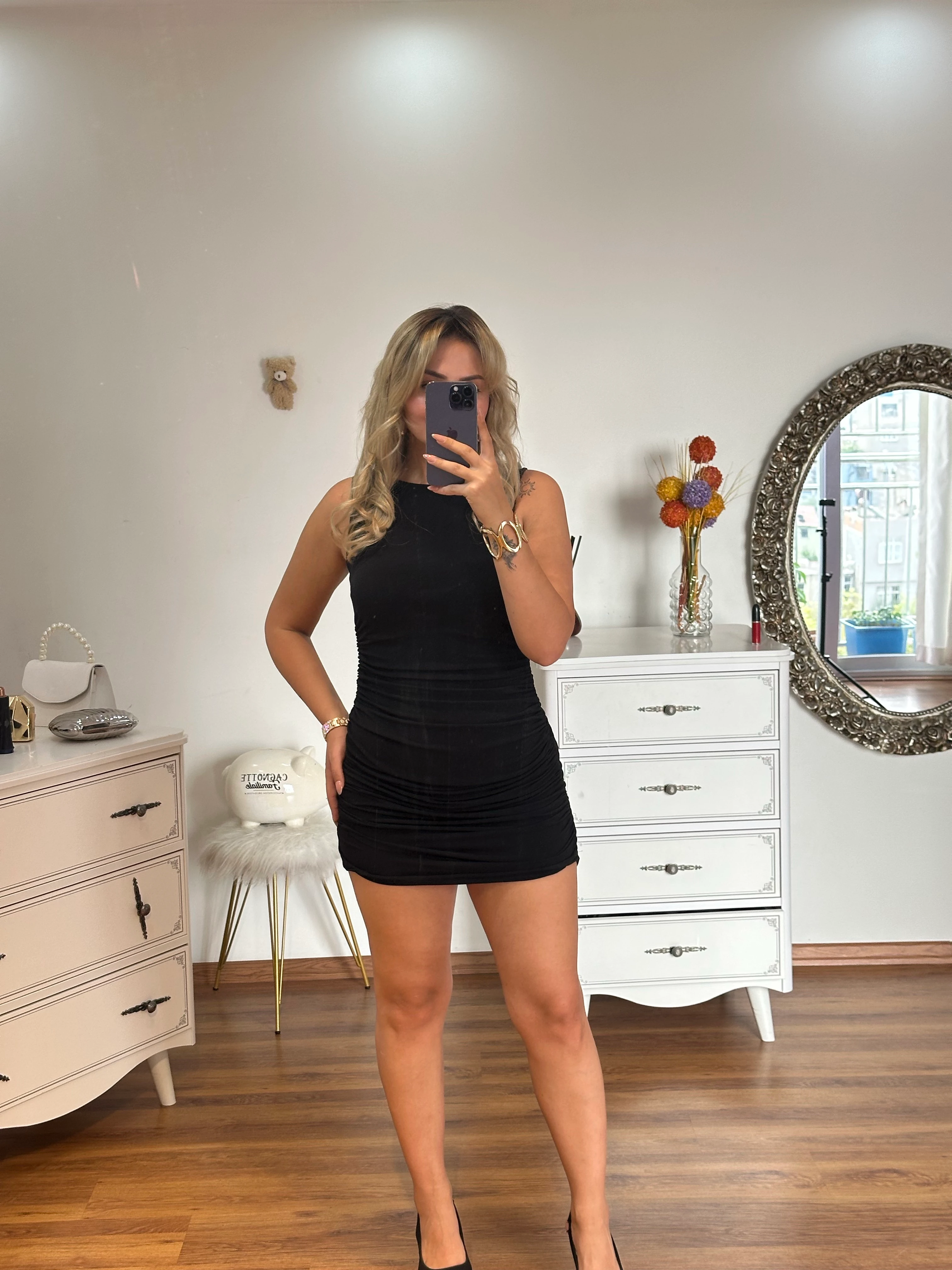 KEMER DAHİL YANLARI BÜZGÜLÜ ELBİSE