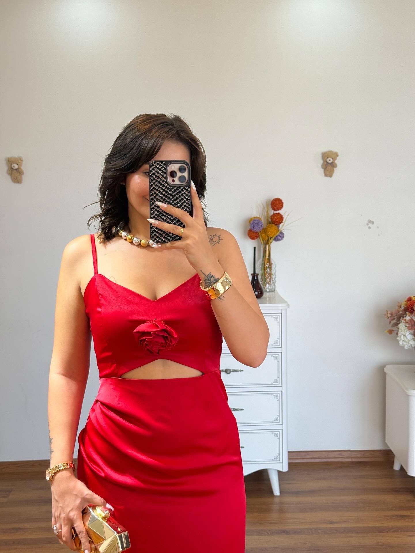Gül detaylı saten elbise ( gülü dilediğiniz zaman çıkartabilirsiniz )