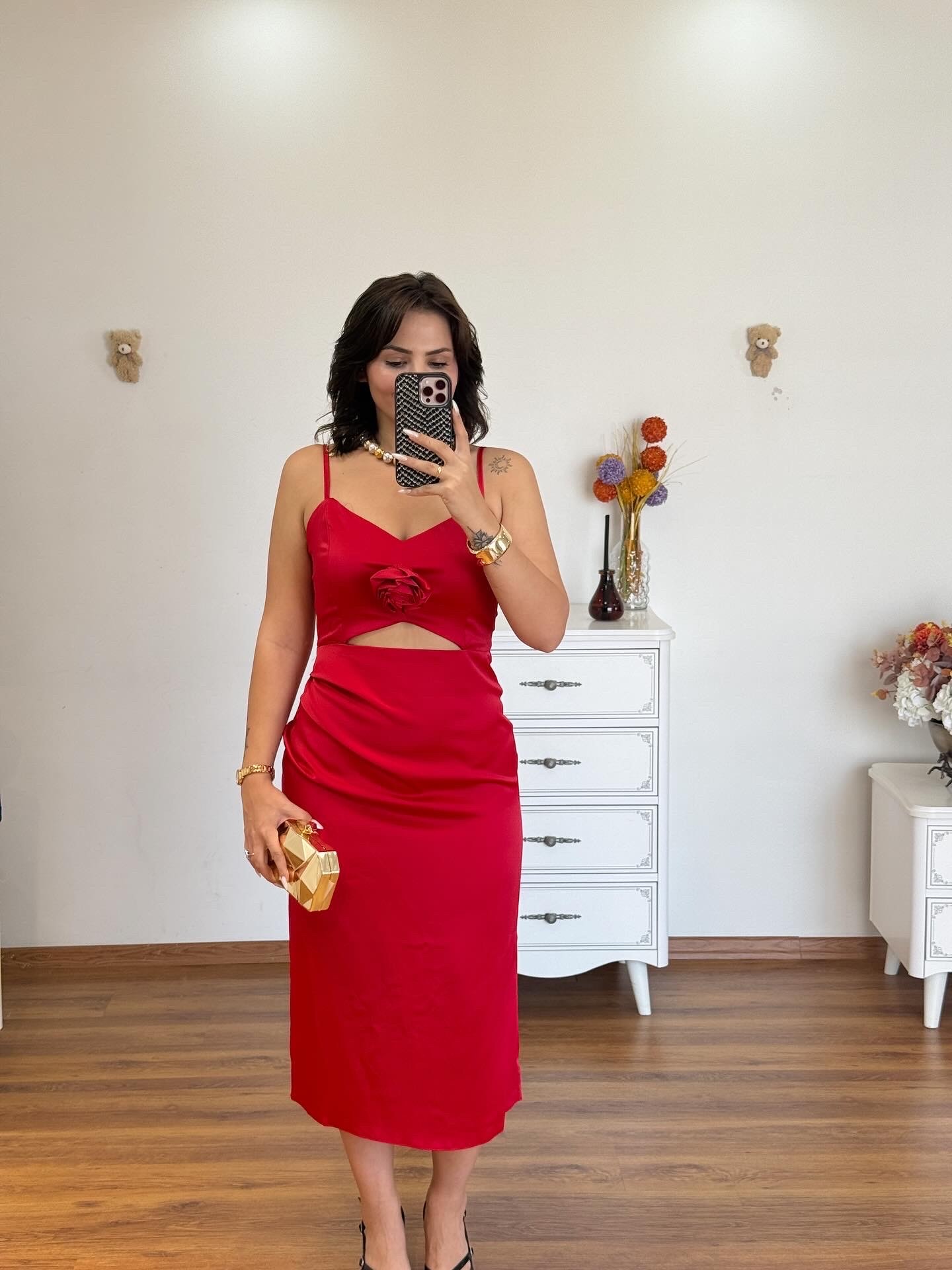 Gül detaylı saten elbise ( gülü dilediğiniz zaman çıkartabilirsiniz )