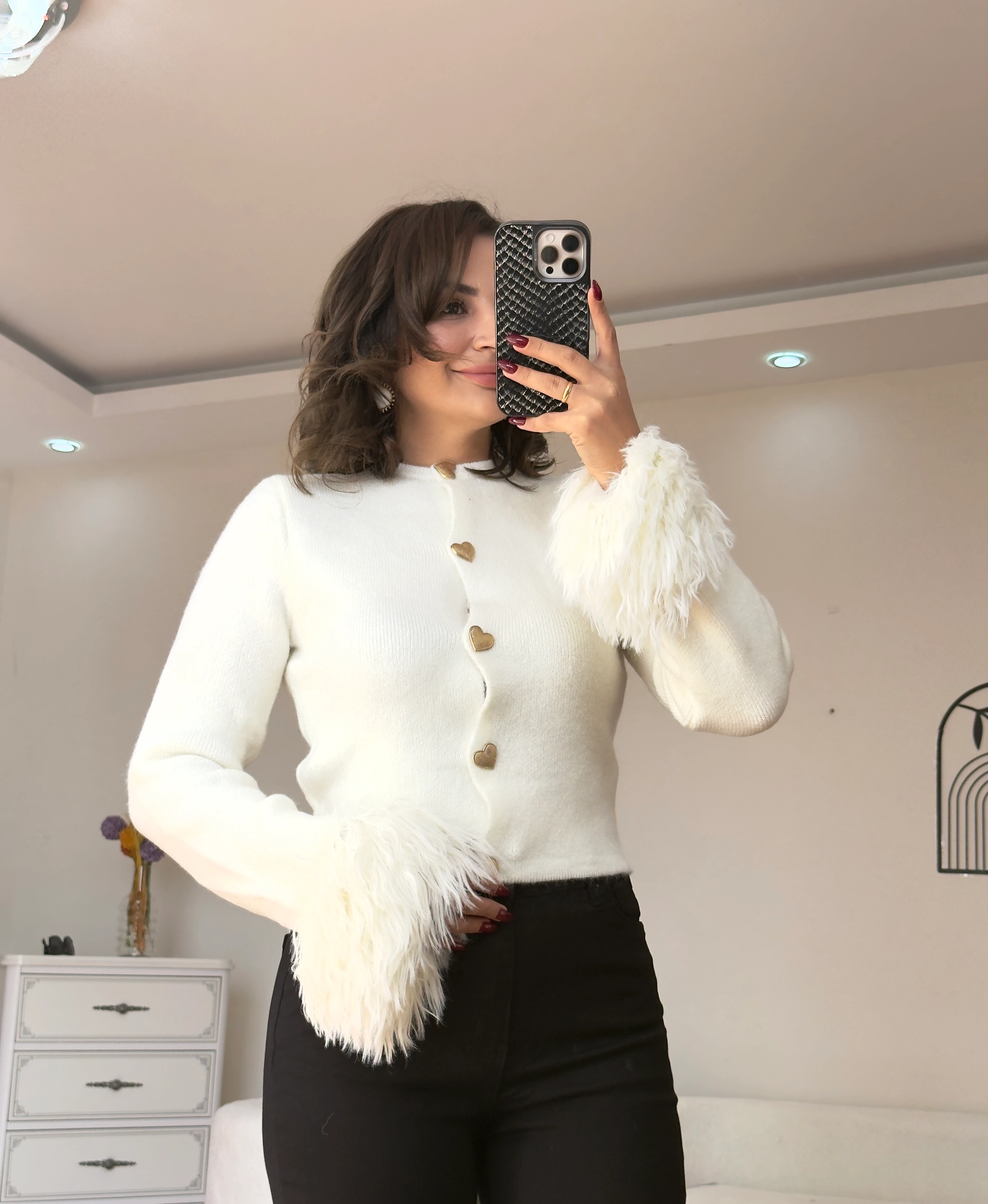 Kalp Düğmeli Kolu Püsküllü Hırka  - beyaz