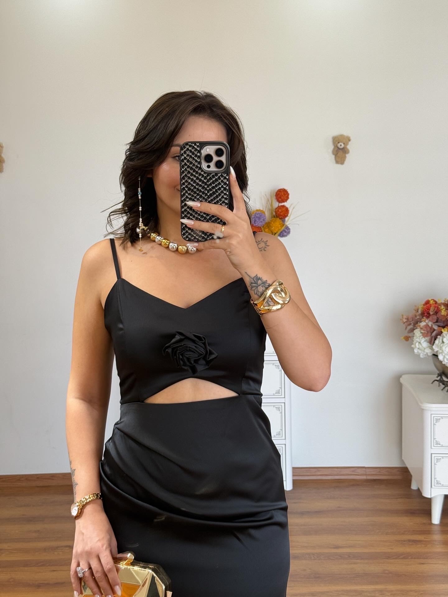 Gül detaylı saten elbise ( gülü dilediğiniz zaman çıkartabilirsiniz )