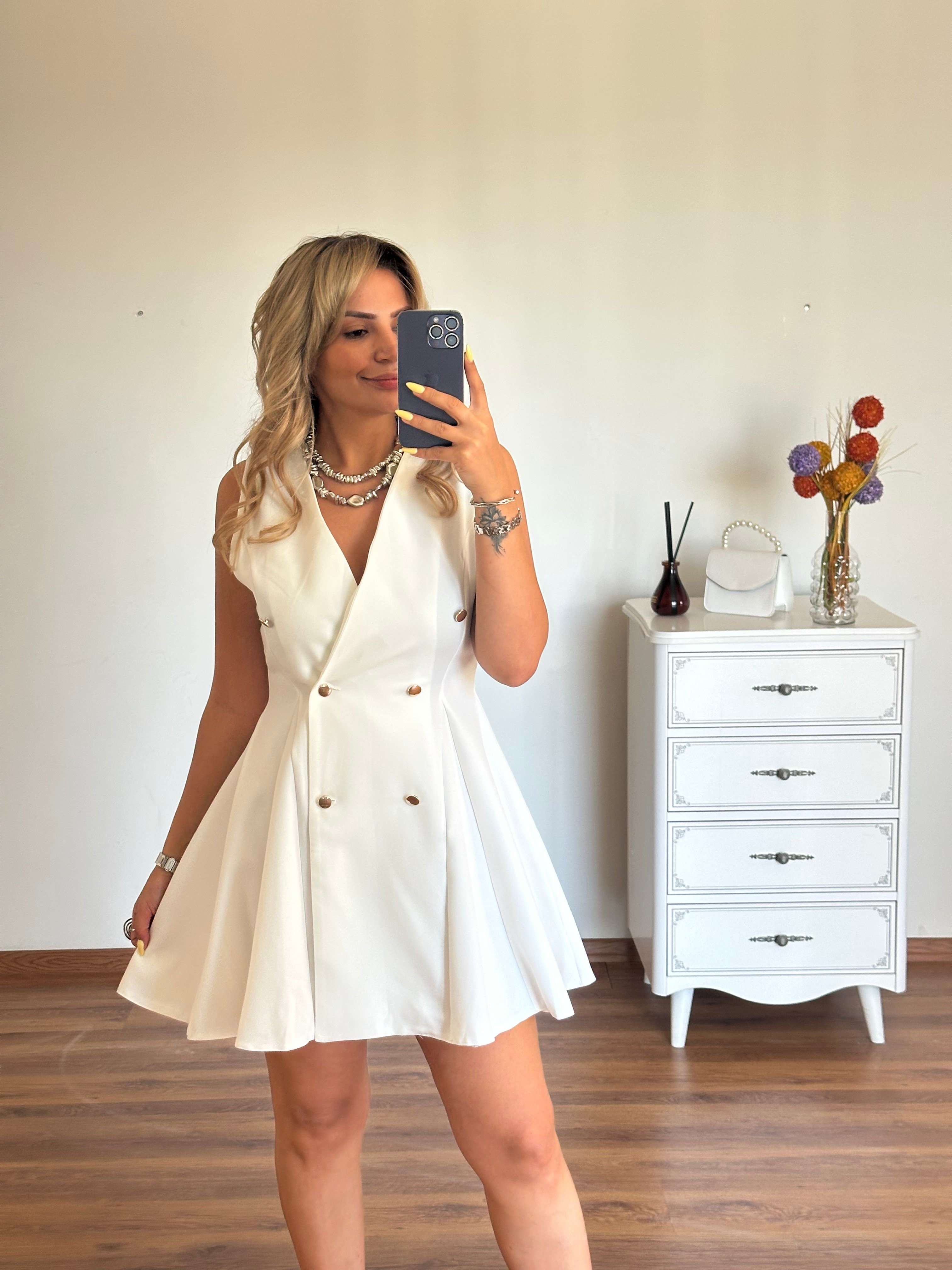 BEYAZ  DÜĞME DETAYLI ELBİSE