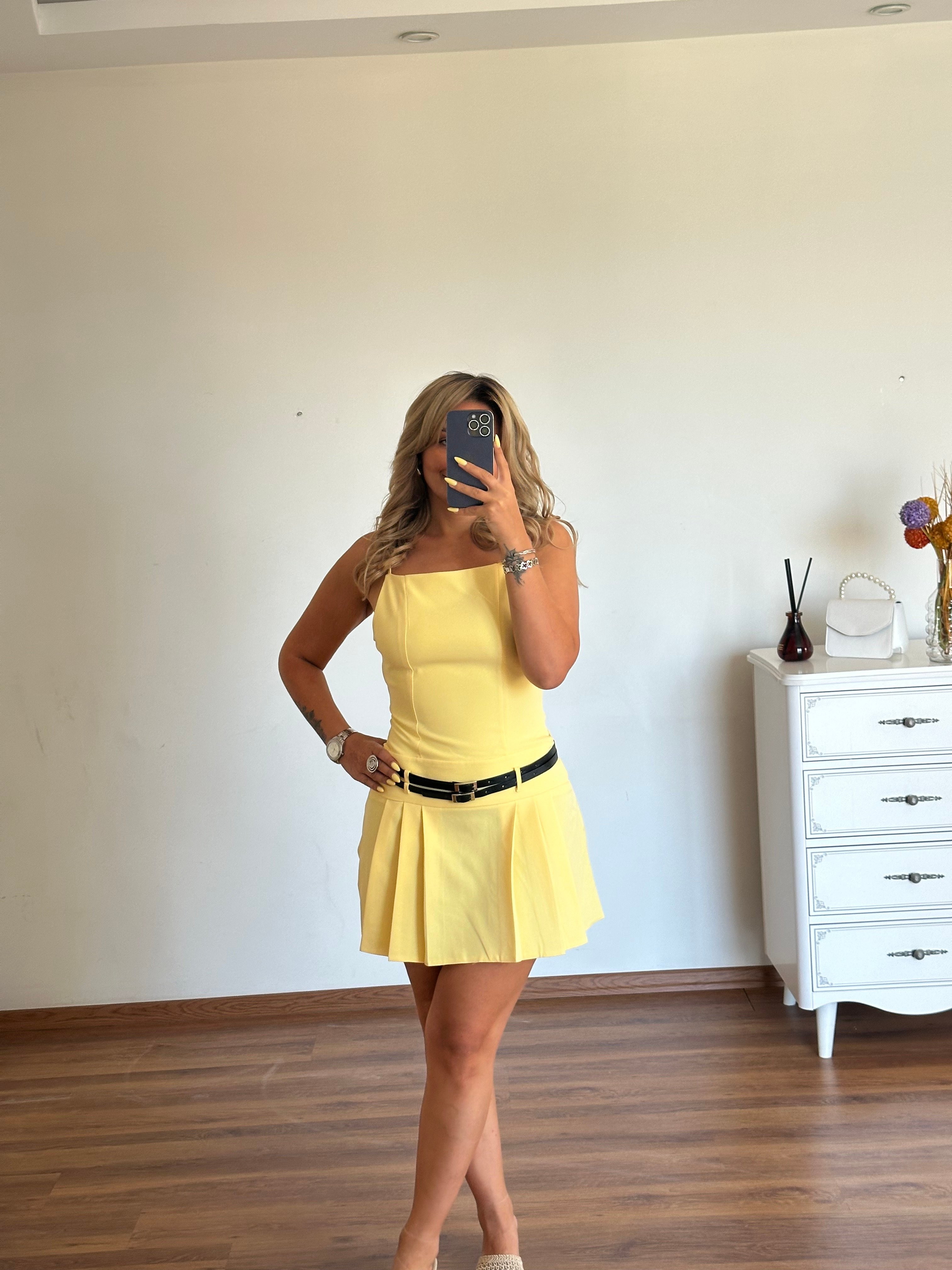 KEMER DETAYLI SARI ELBİSE