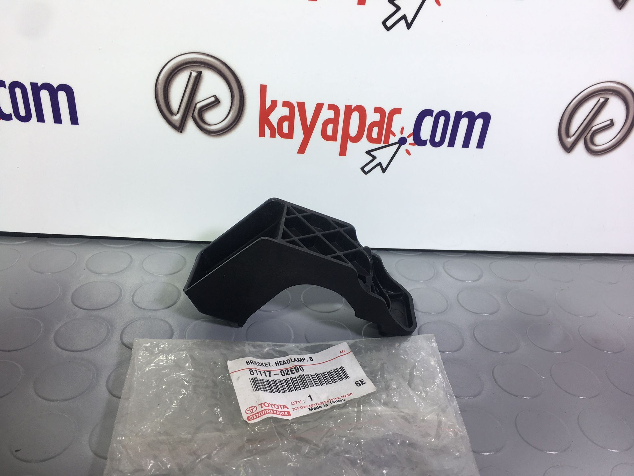 TOYOTA COROLLA FAR BRAKETİ 2013-2019 8111702E90 ORİJİNAL