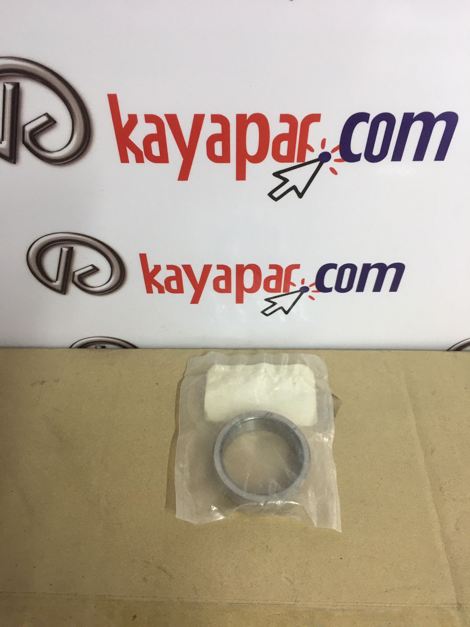 TOYOTA LAND CRUISER ARKA AKS RULMAN TUTUCU 1993-1996 4242320010 ORİJİNAL