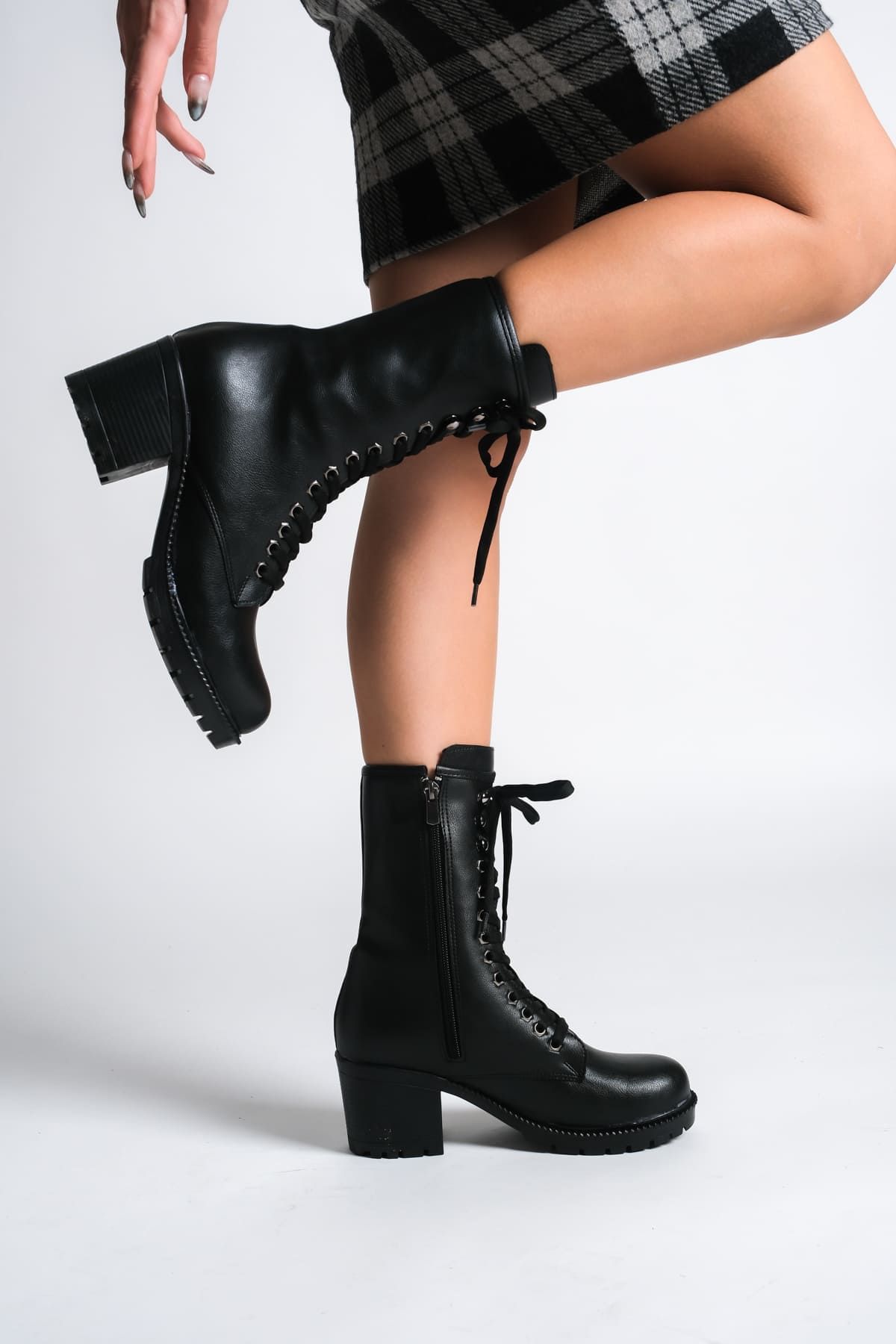 ALDA Bağcıklı Ortopedik Taban Kadın Çizme ST - Siyah