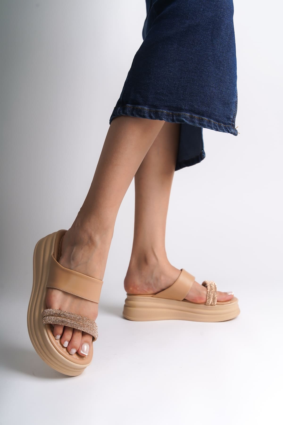 SARAH Düz Topuklu Taşlı Şeritli Kalın ve Ortopedik Taban Kadın Terlik TT - Ten