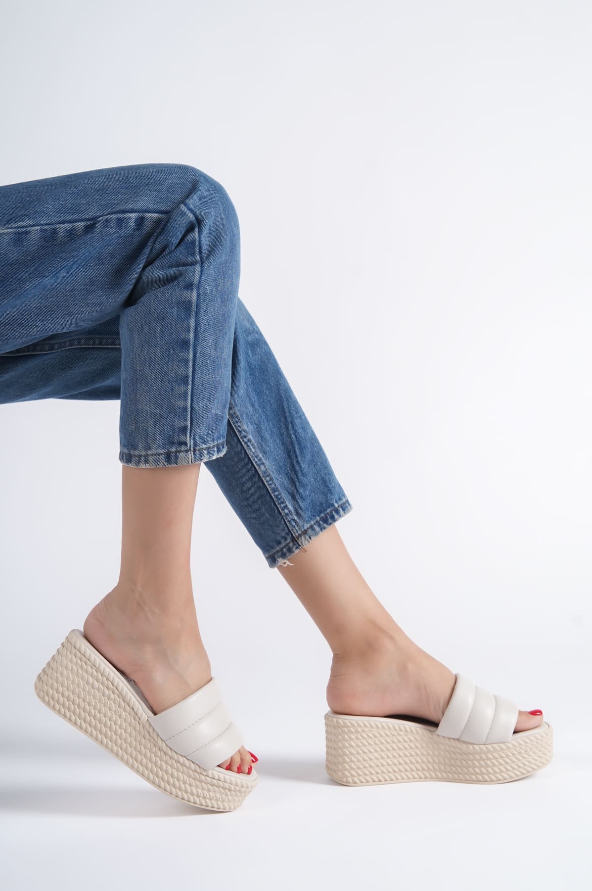 REINA Dolgu Topuklu Ortopedik Taban Hasır Görünümlü Kadın Terlik KT - Krem