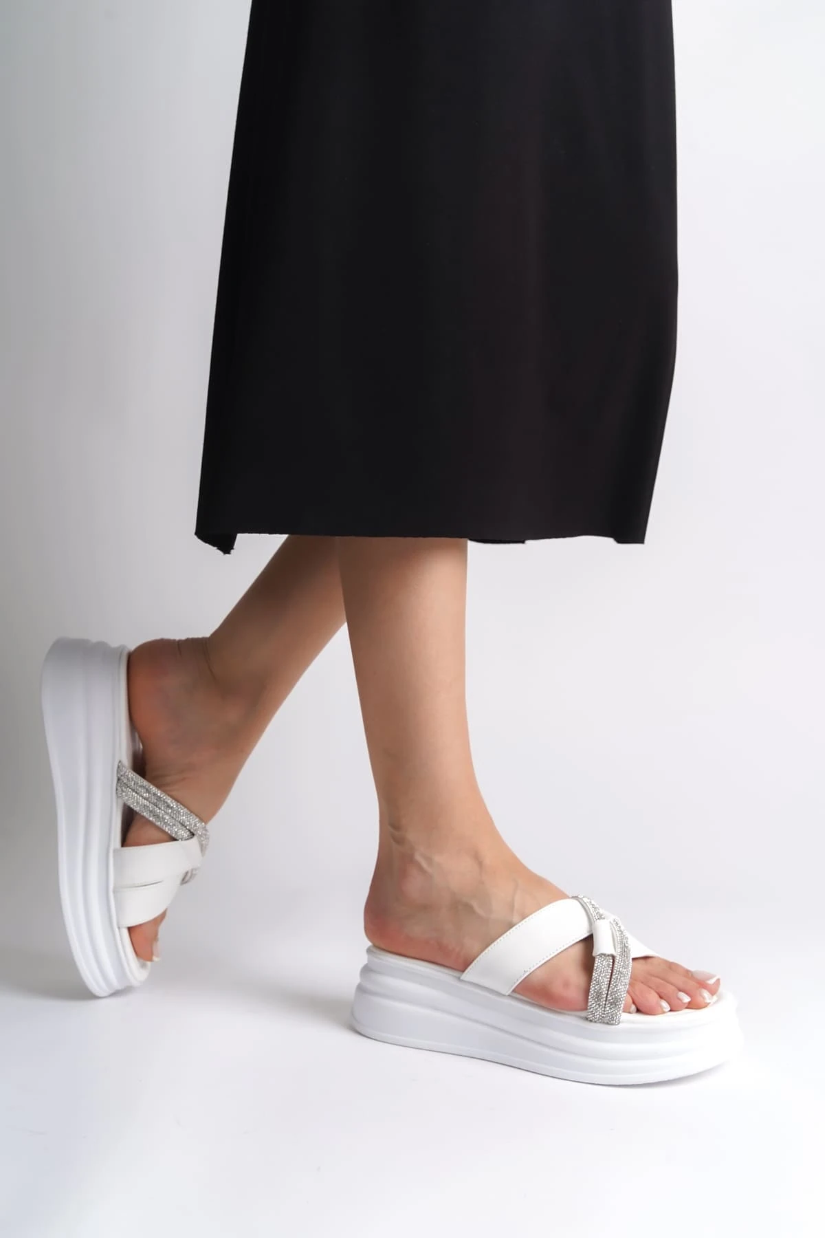 RUBY Düz Topuklu Taşlı Çapraz Şeritli Kalın ve Ortopedik Taban Kadın Terlik  BT - Beyaz