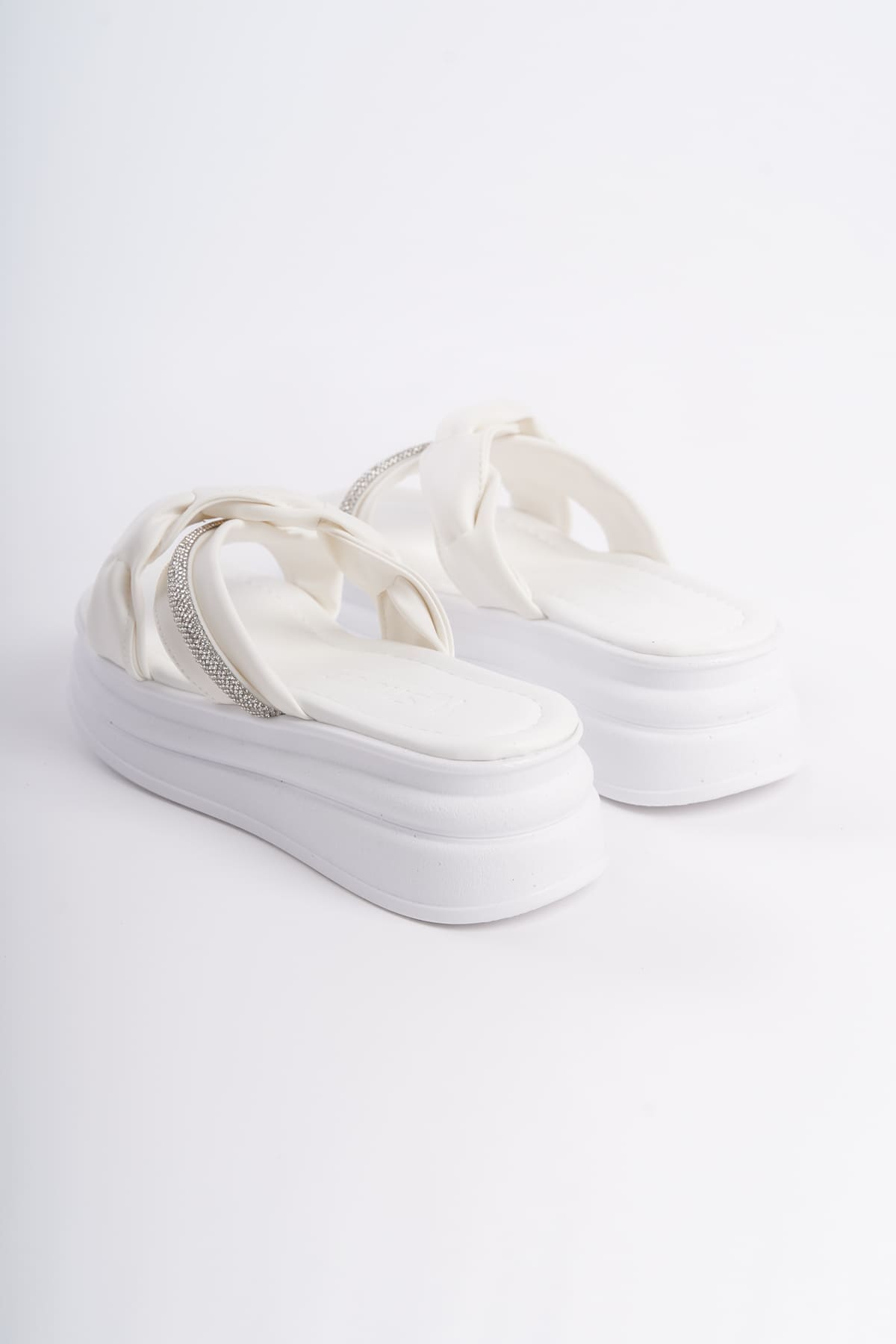 CLARA Düz Topuklu Kurdele Desenli Taşlı Kalın ve Ortopedik Taban Kadın Terlik  BT - Beyaz