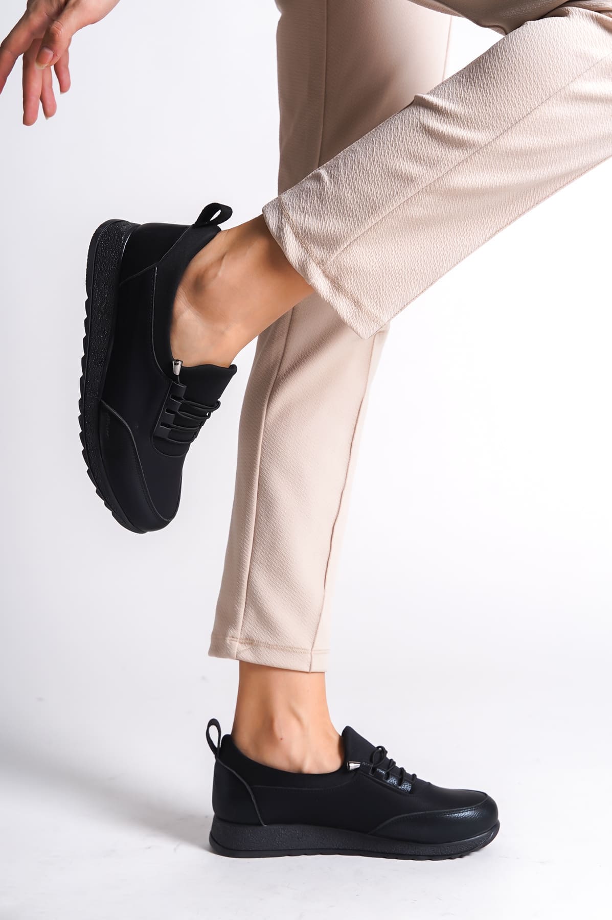 VIOLET Bağcıklı Lastikli Ortopedik Rahat Taban Cilt Detaylı Klasik Kadın Babet Anne Ayakkabısı ST - Siyah