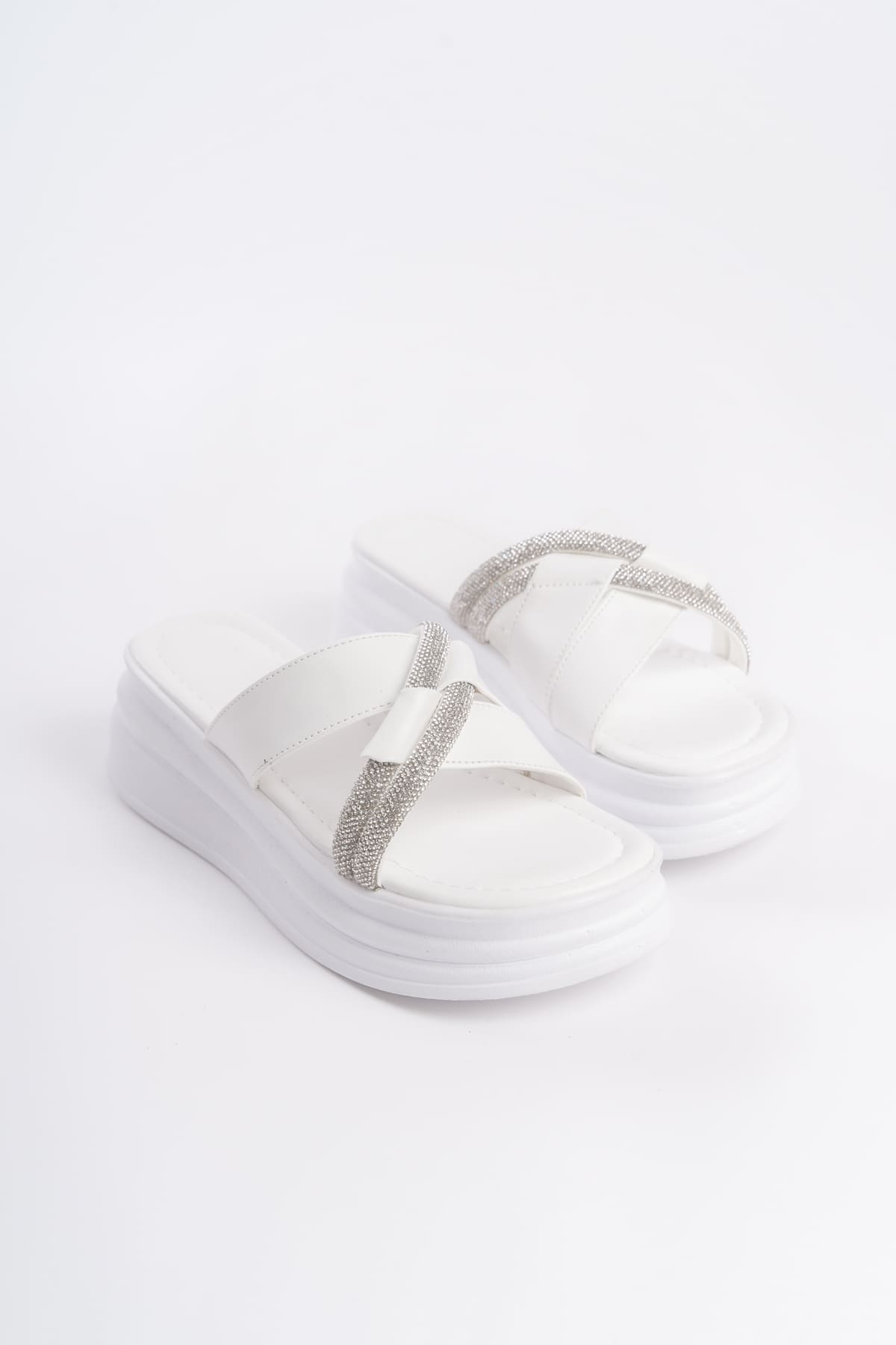 RUBY Düz Topuklu Taşlı Çapraz Şeritli Kalın ve Ortopedik Taban Kadın Terlik  BT - Beyaz