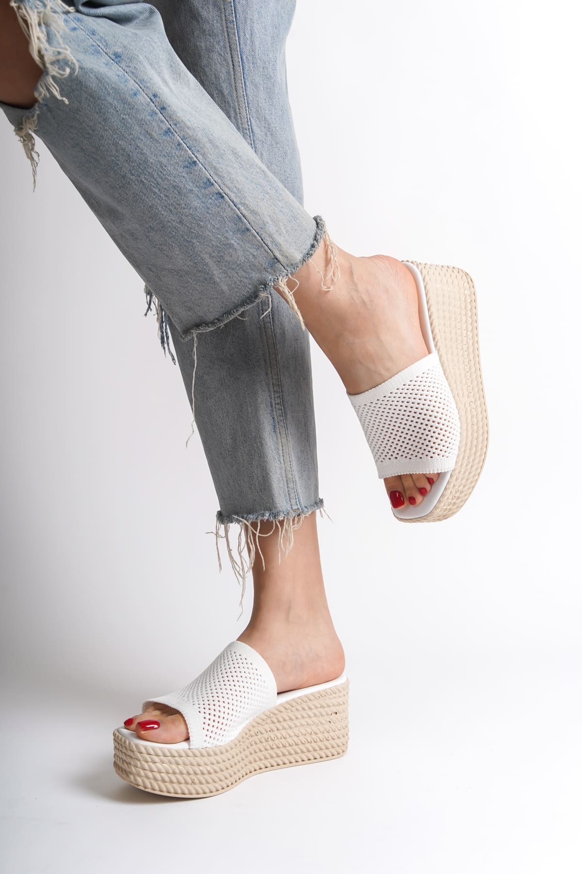 MARLA Dolgu Topuklu Ortopedik Taban Hasır Görünümlü Triko Kadın Terlik  KT - Beyaz