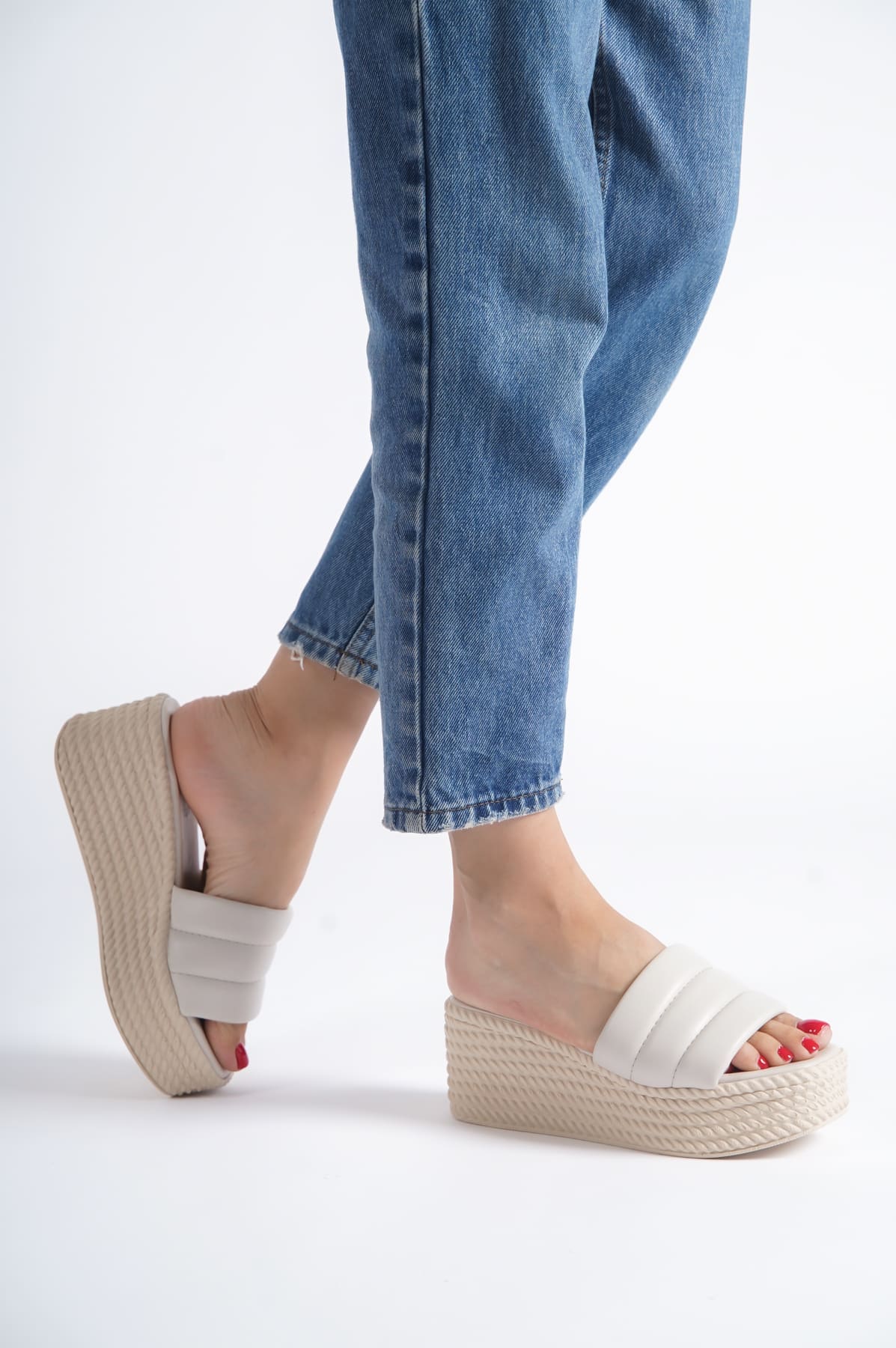 REINA Dolgu Topuklu Ortopedik Taban Hasır Görünümlü Kadın Terlik KT - Krem