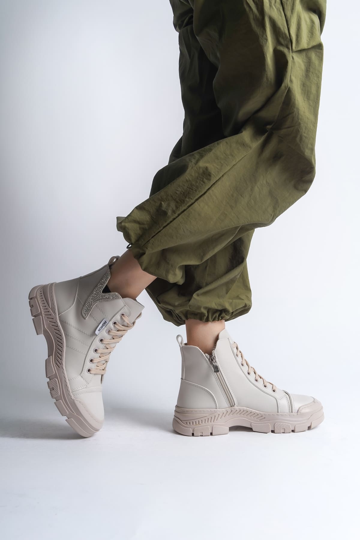 AMBER Bağcıklı Fermuarlı Ortopedik TabanKadın Bot  KT - Krem