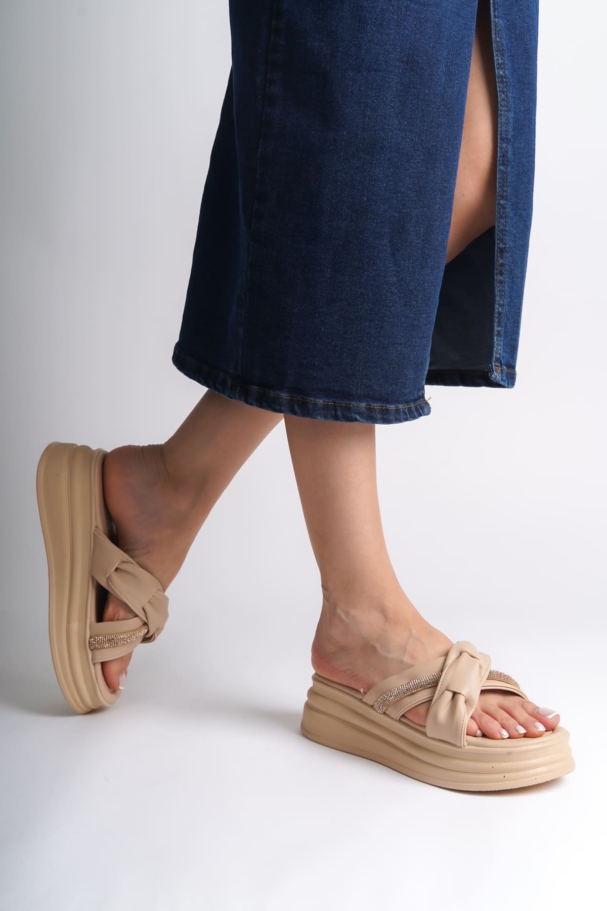 CLARA Düz Topuklu Kurdele Desenli Taşlı Kalın ve Ortopedik Taban Kadın Terlik  TT - Ten