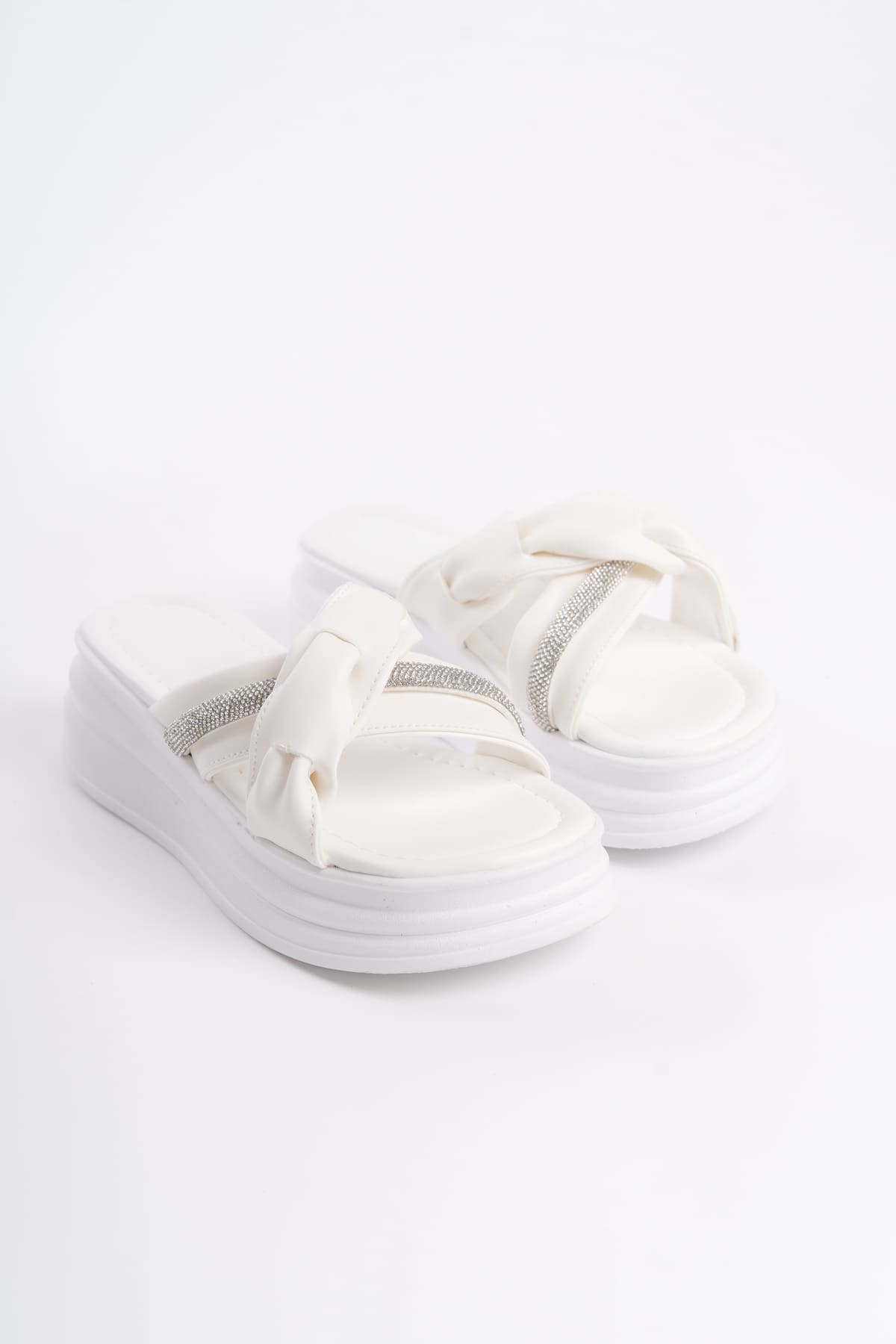 CLARA Düz Topuklu Kurdele Desenli Taşlı Kalın ve Ortopedik Taban Kadın Terlik  BT - Beyaz