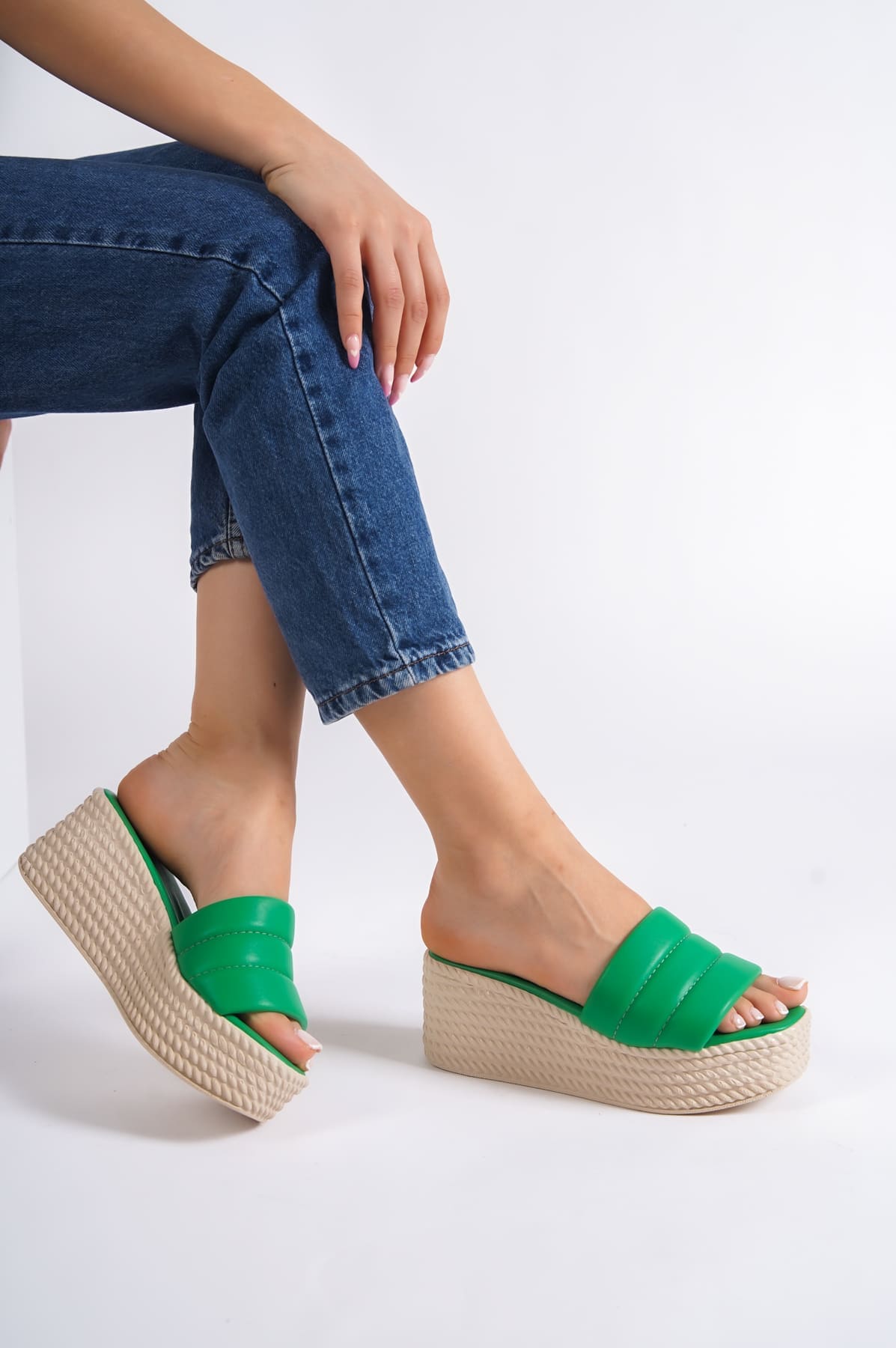 REINA Dolgu Topuklu Ortopedik Taban Hasır Görünümlü Kadın Terlik KT - Yeşil